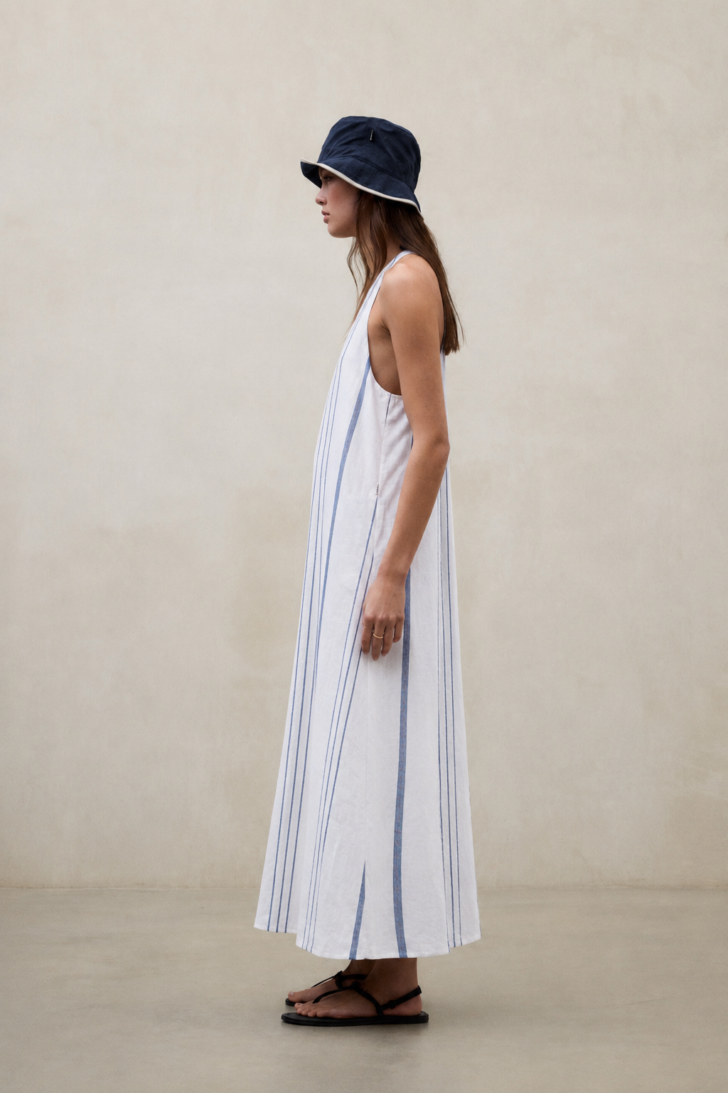 vestido-crome-de-rayas-blanco-de-ecoalf-lino-80-con-tirantes-ajustables image 3