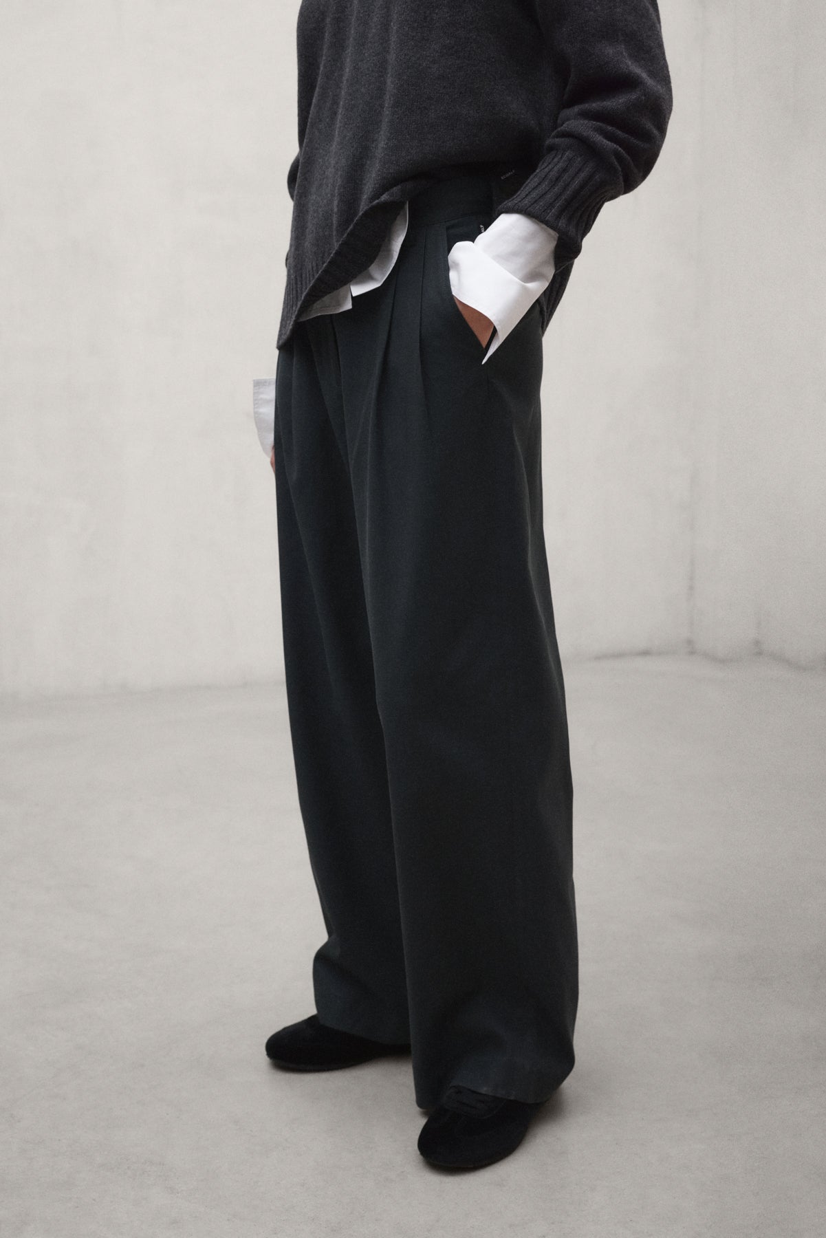 pantal-n-ecoalf-miel-de-mujer-en-gris-oscuro-52-tencel-lyocell-tiro-alto-y-fit-r image 4