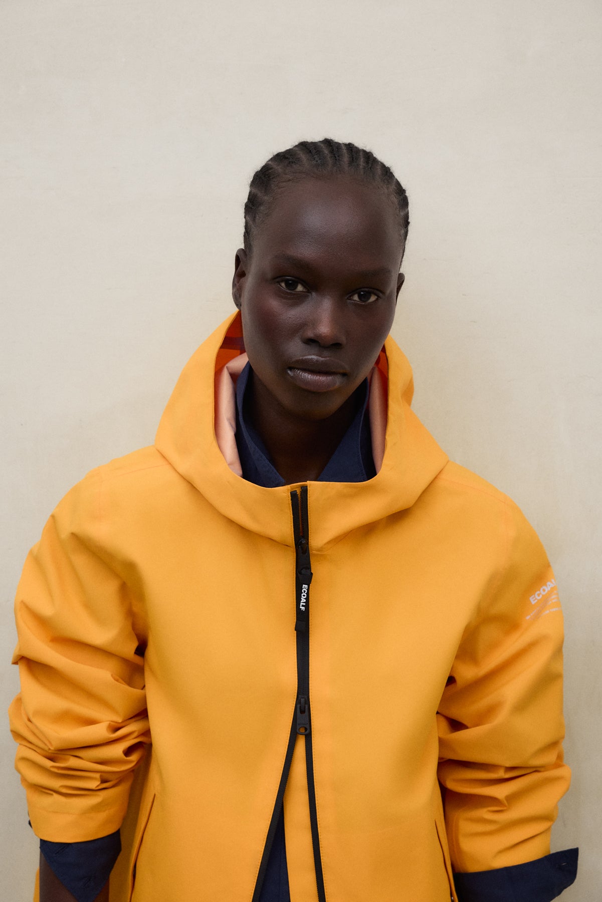 chaqueta-venis-de-ecoalf-para-mujer-naranja-impermeable-y-transpirable image 8