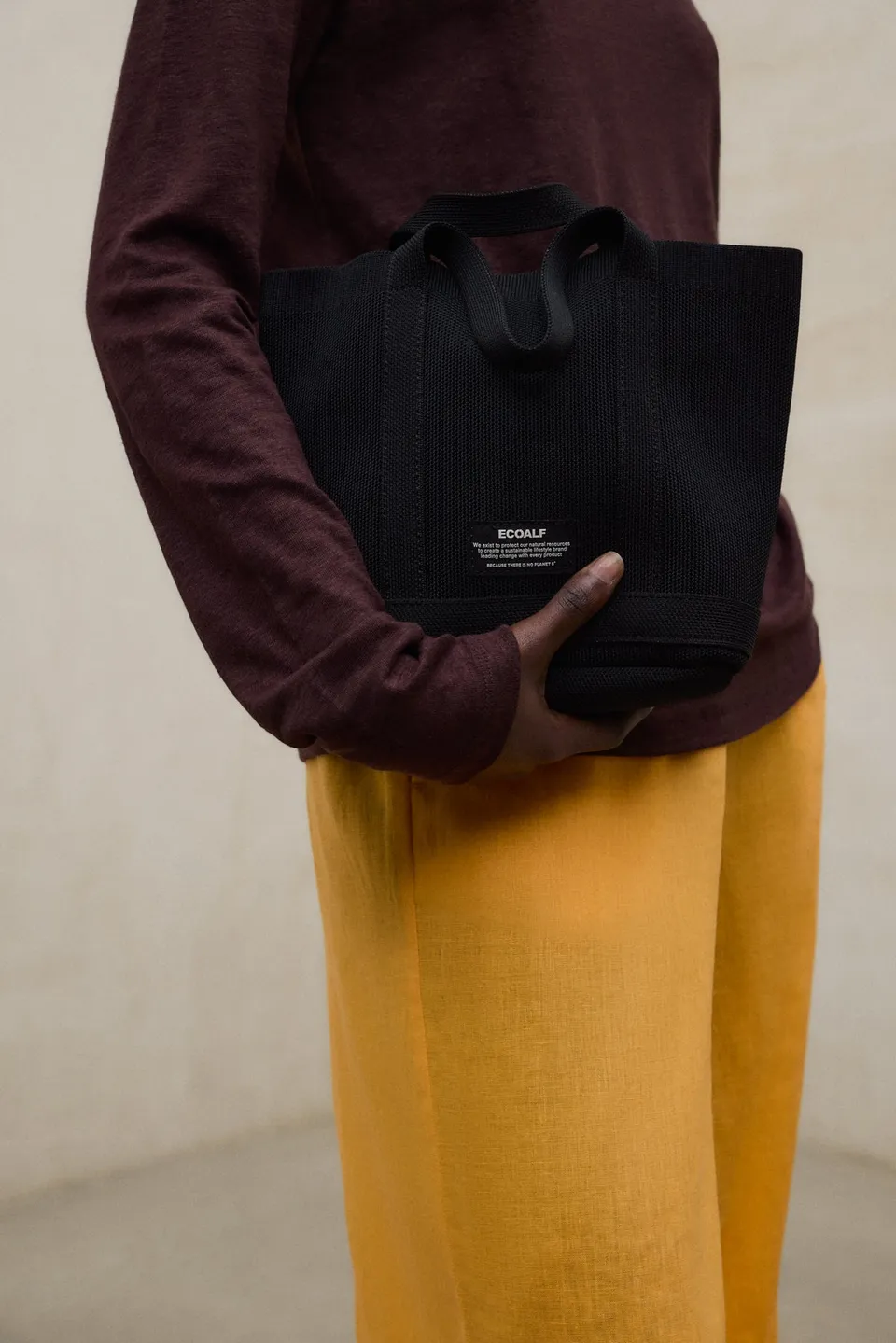 bolso-shopper-mini-marta-tika-liso-negro-ecoalf-poli-ster-reciclado image 1