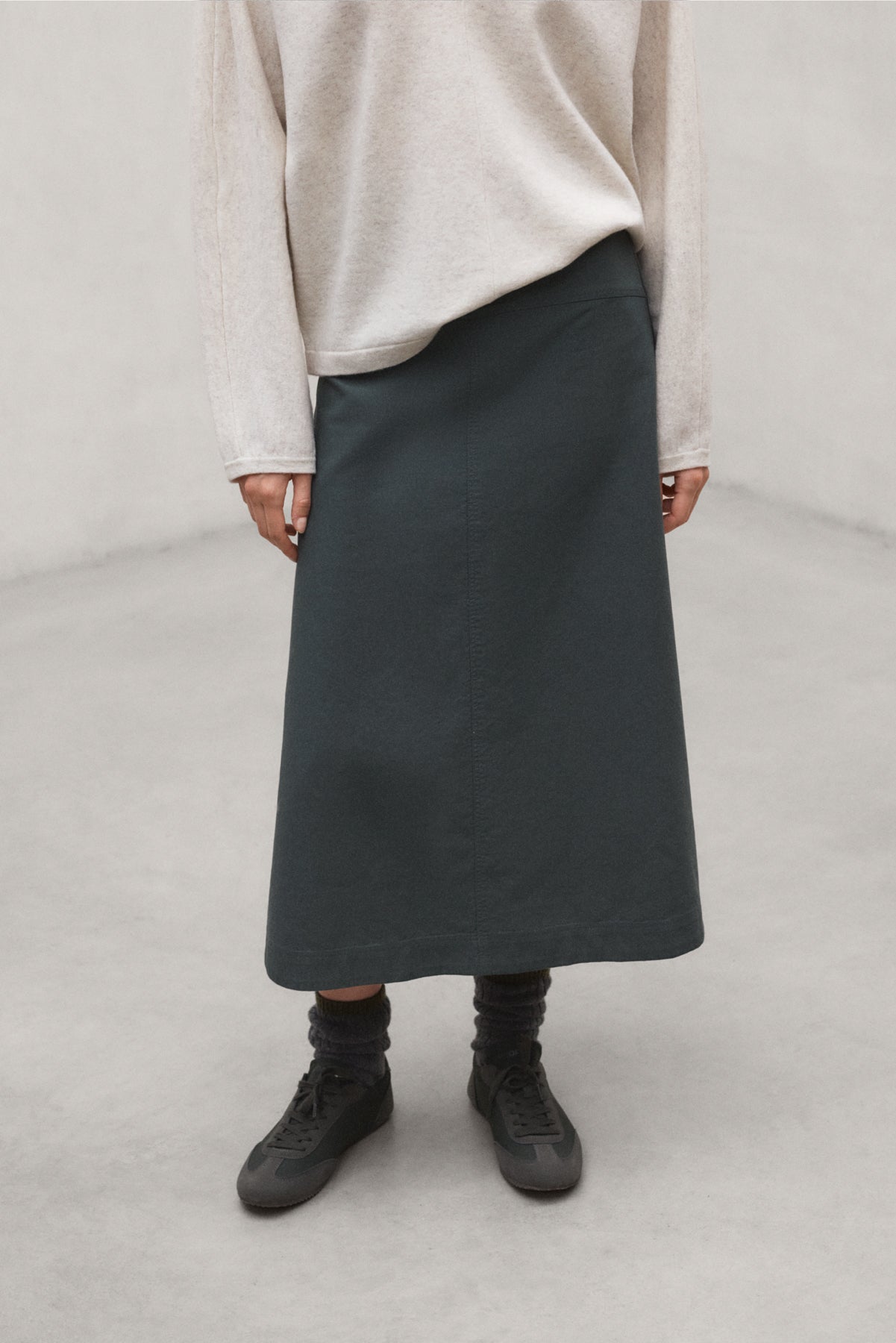 ecoalf-falda-villena-khaki-de-mujer-midi-evas-100-algod-n-reciclado-cremallera image 3