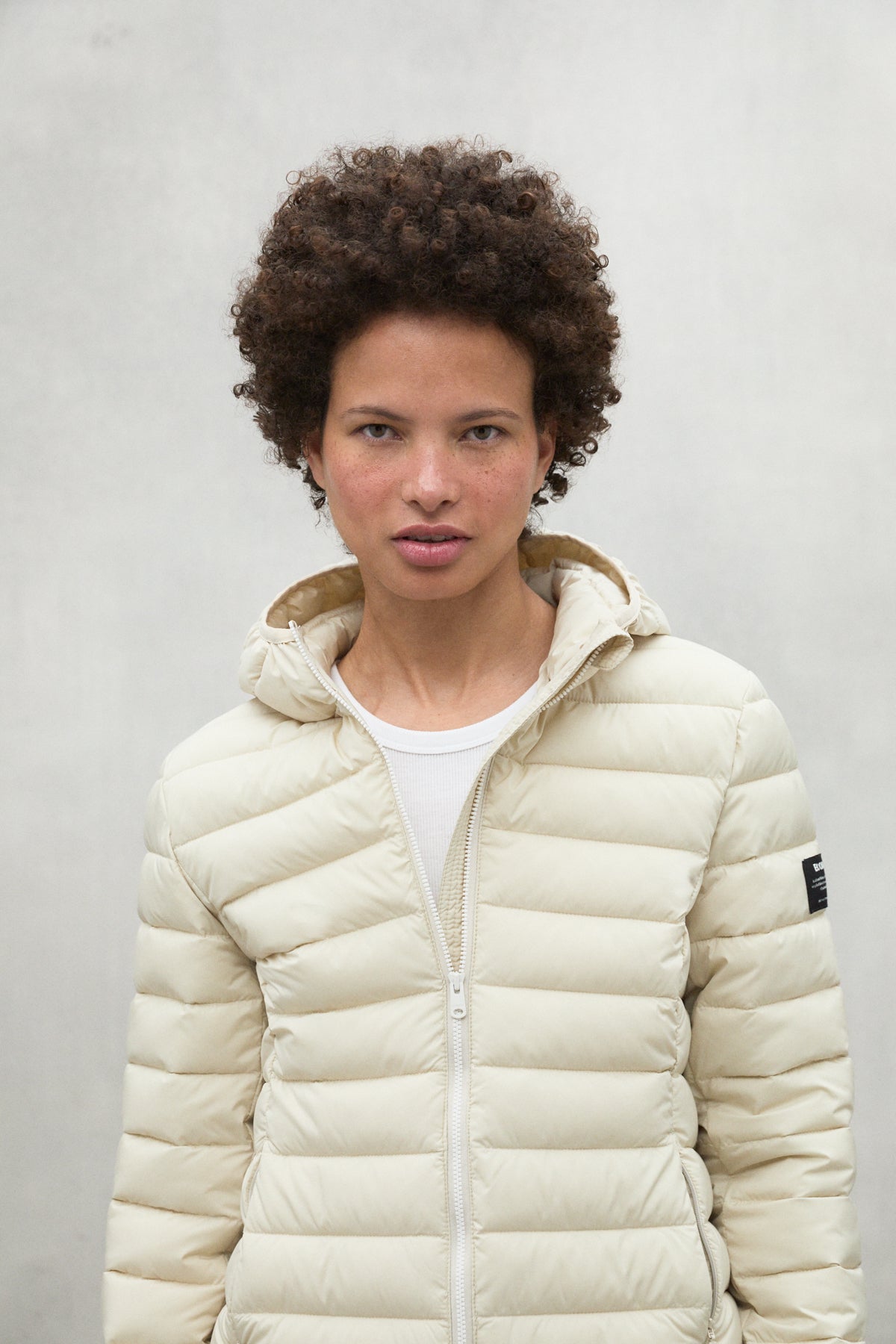 chaqueta-ecoalf-atlantic-beige-poliamida-100-reciclada-cortavientos-ultraligera- image 3