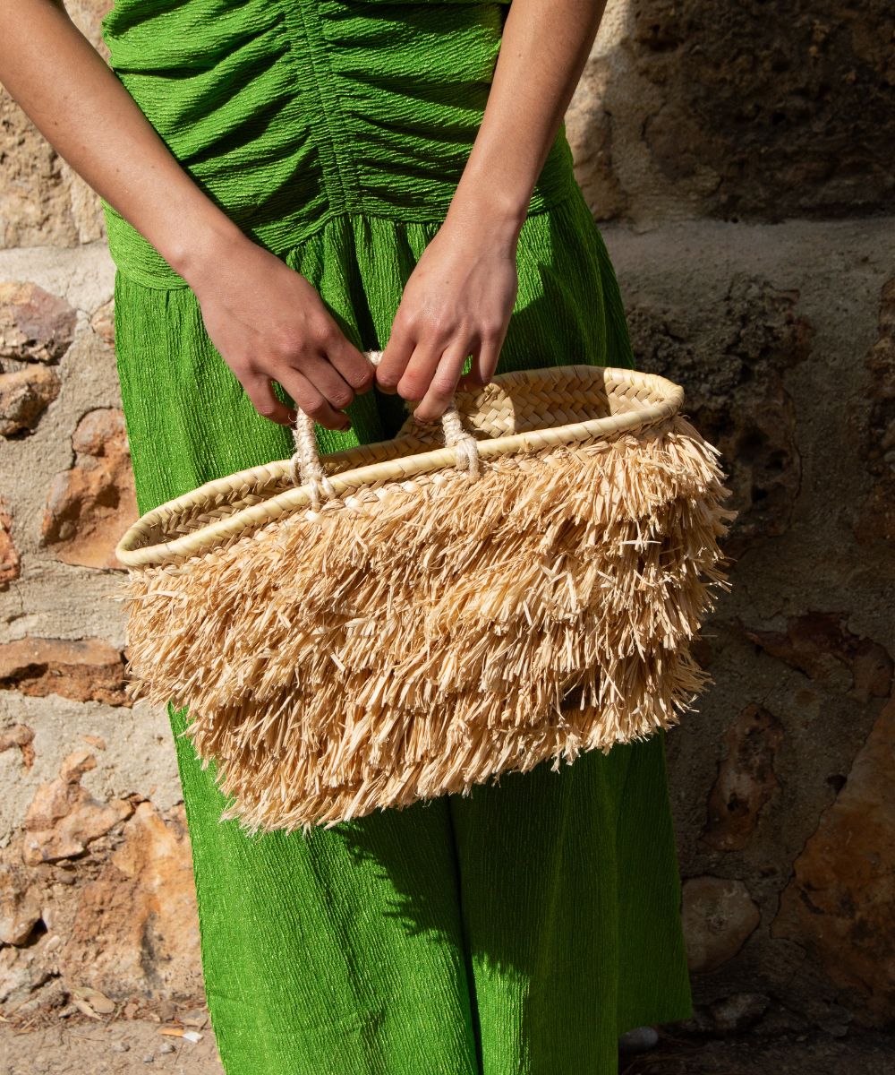 capazo-de-palma-natural-kbas-con-flecos-de-rafia-color-natural-35x20x24-cm image 2