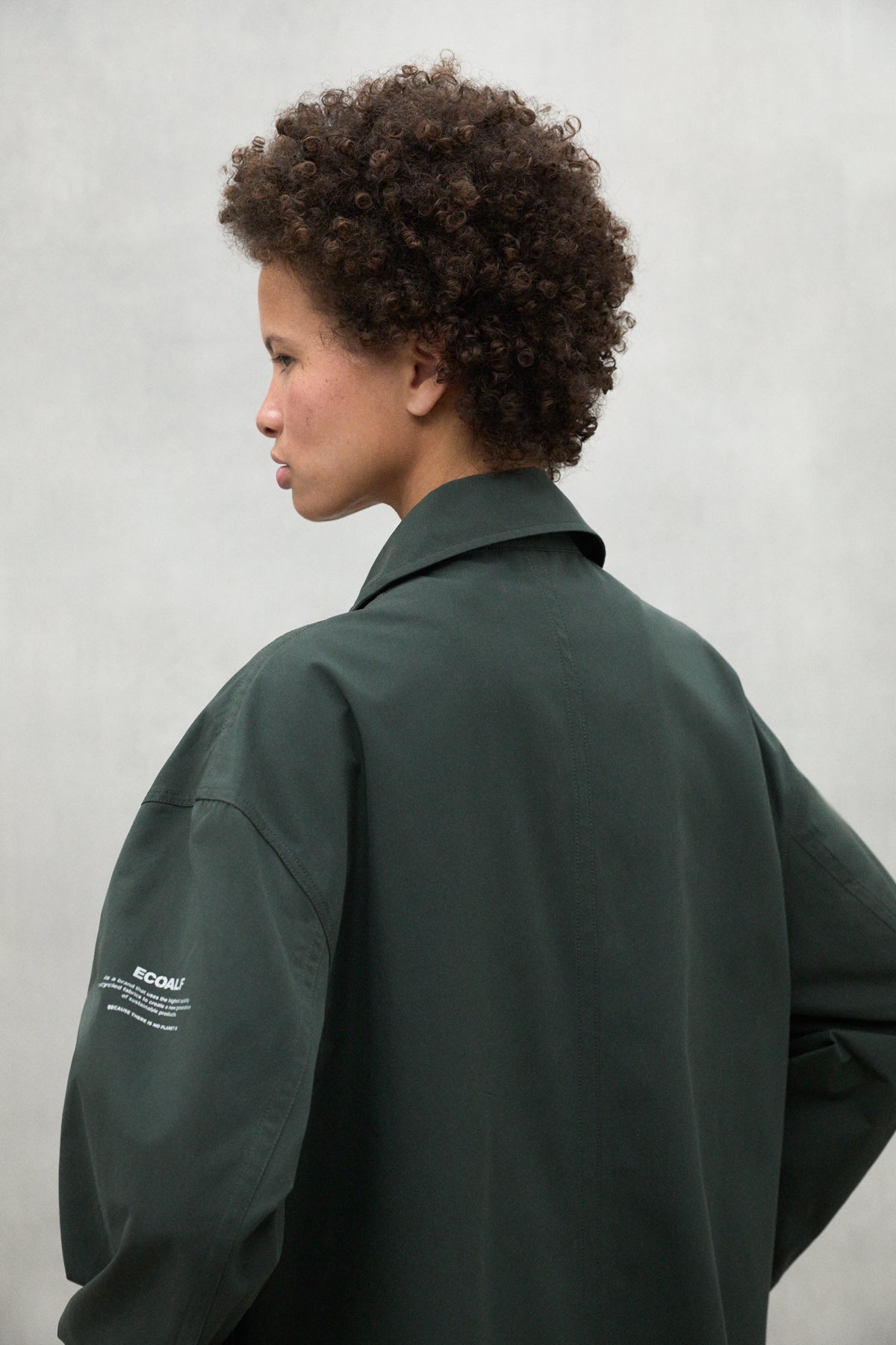 chaqueta-ecoalf-stong-khaki-de-mujer-poli-ster-reciclado-holgada image 5