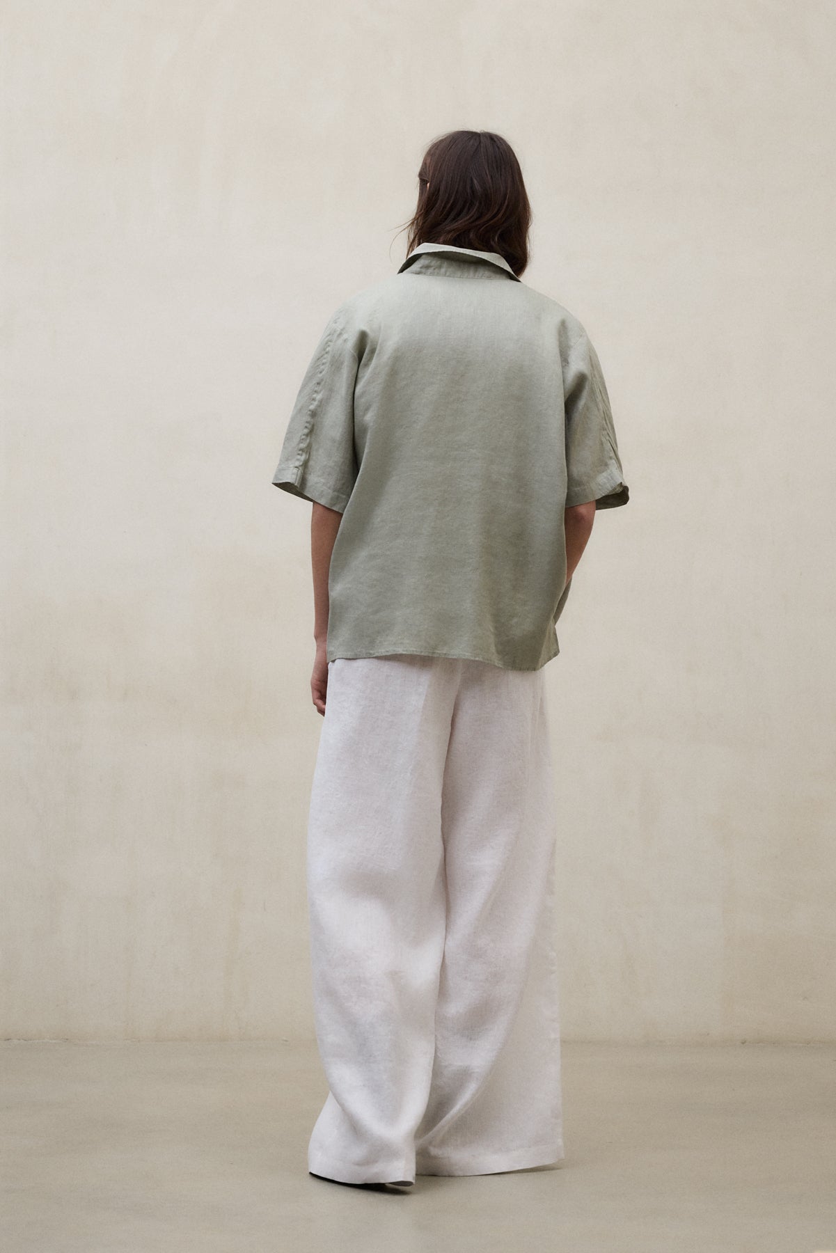 camisa-melania-verde-ecoalf-lino-80-oversize-mujer image 2