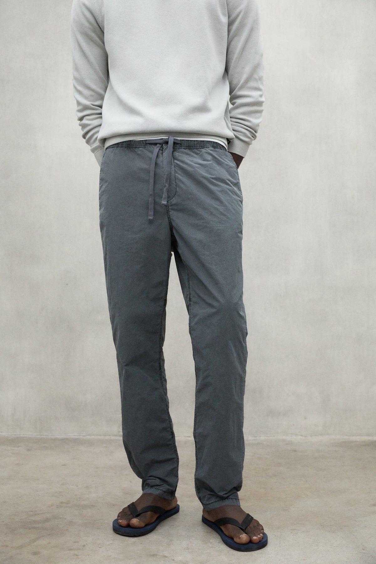 pantal-n-ecoalf-ethic-nylon-gris-oscuro-72-poliamida-reciclada image 2