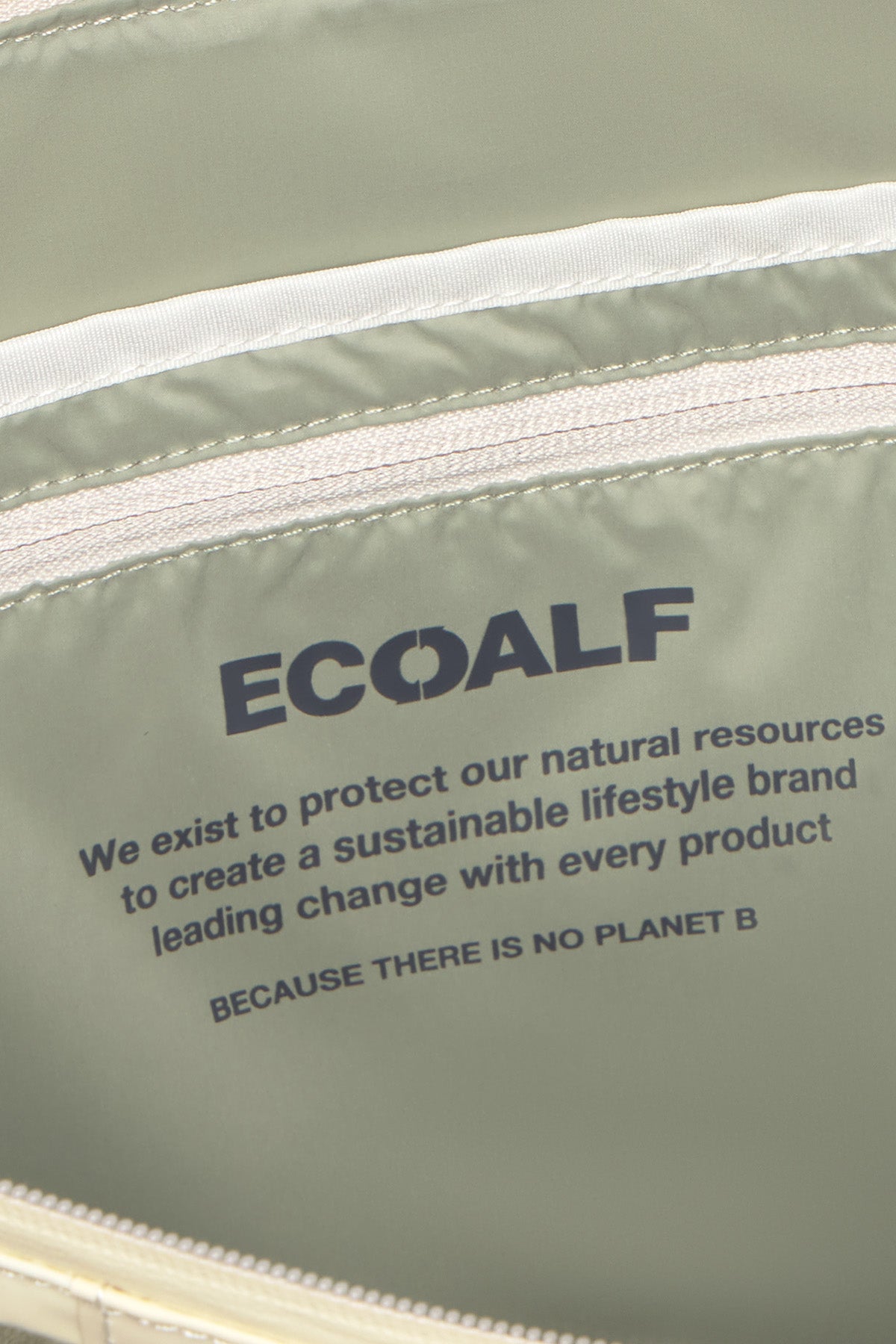 ecoalf-bolso-mediano-areny-beige-poli-ster-reciclado-repelente-al-agua-y-correa- image 6
