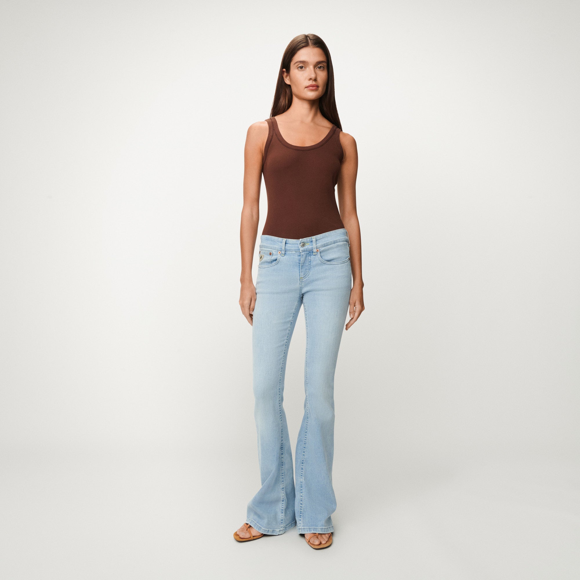 jeans-lois-beverly-21-tiro-bajo-y-pierna-flare-tejido-el-stico-colecci-n-bio-den image 1