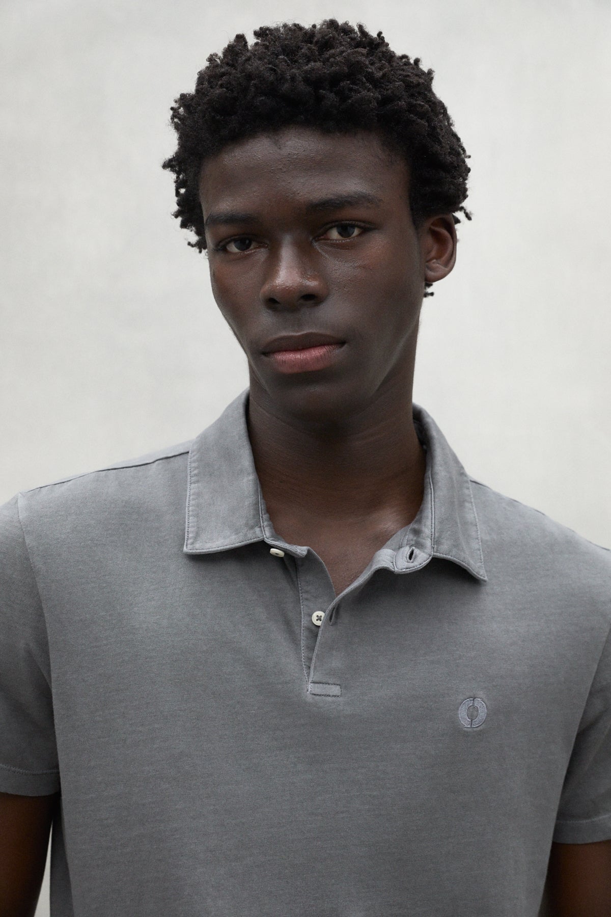 ecoalf-polo-jersey-theo-gris-oscuro-para-hombre-100-algod-n-reciclado-logo-borda image 3