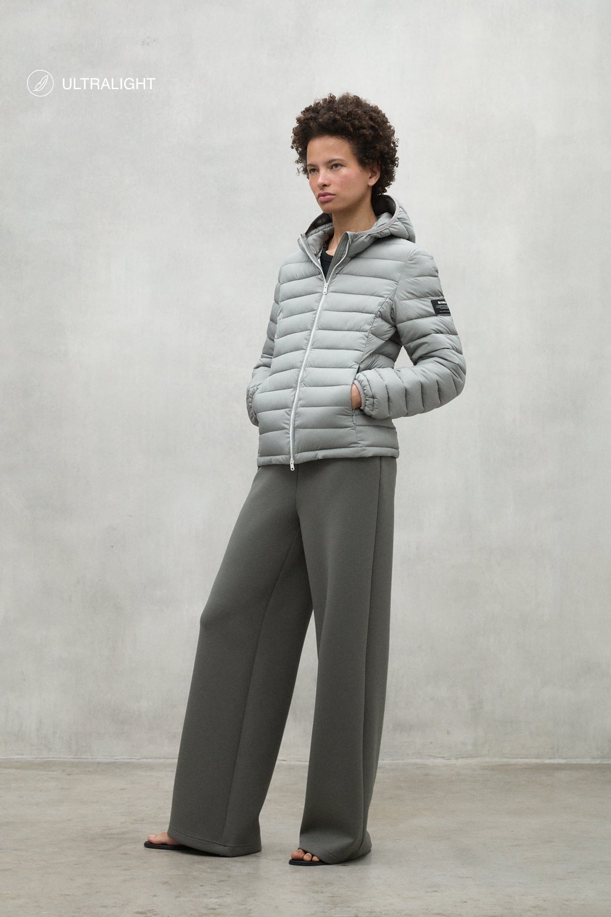 chaqueta-atlantic-gris-claro-de-mujer-ecoalf-poliamida-reciclada-ultraligera image 1