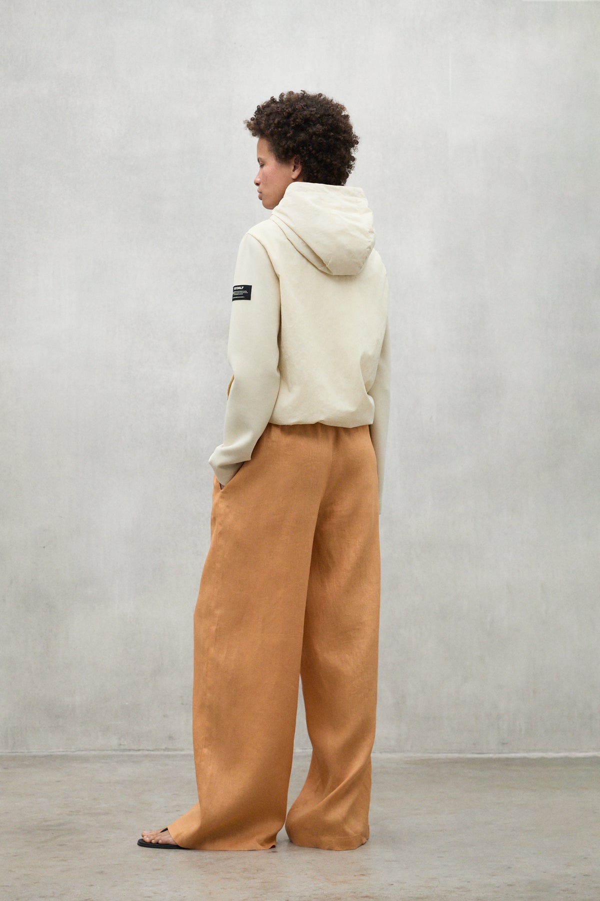 ecoalf-sudadera-nasca-beige-de-mujer-100-poliamida-reciclada-acolchada-con-capuc image 2
