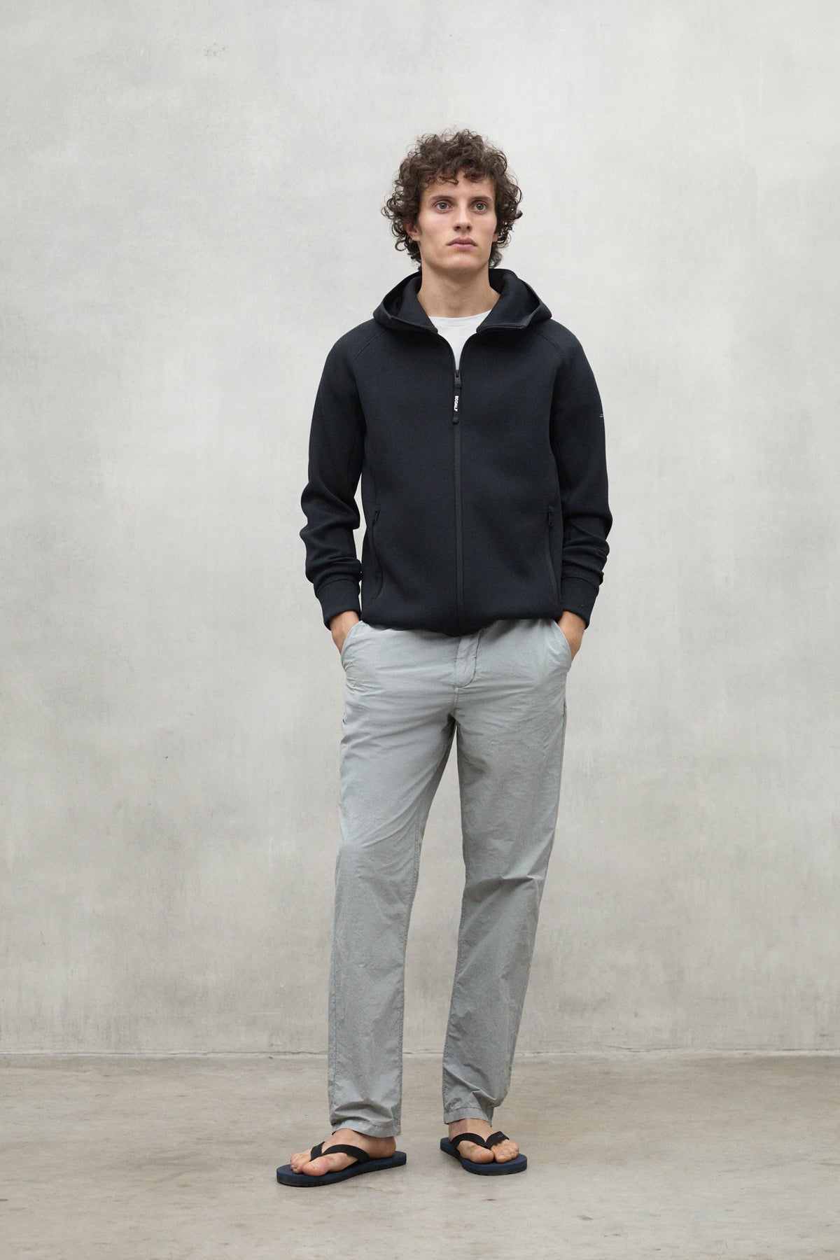sudadera-dashen-de-ecoalf-para-hombre-negra-lenzing-ecovero-fit-regular-y-bolsil image 1