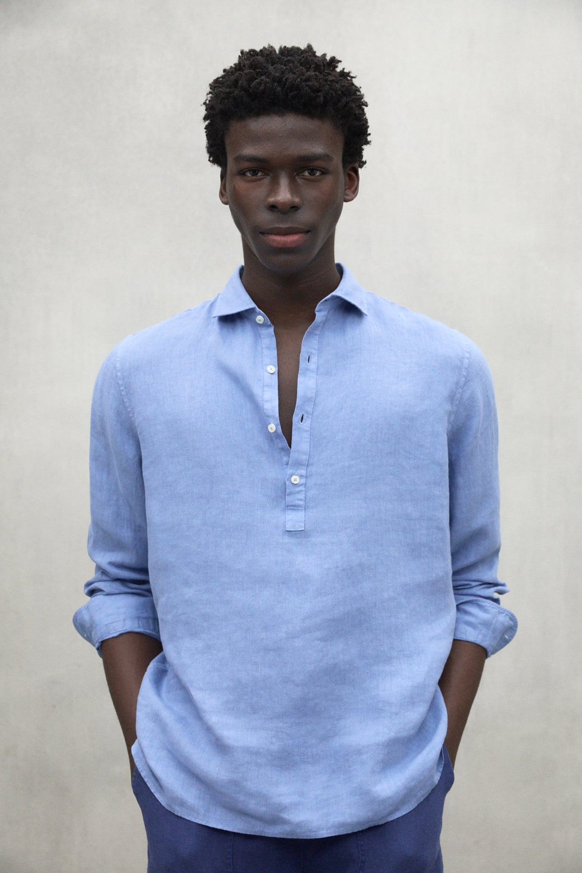 ecoalf-camisa-polino-azul-de-hombre-100-lino-corte-regular-cuello-cortado image 2