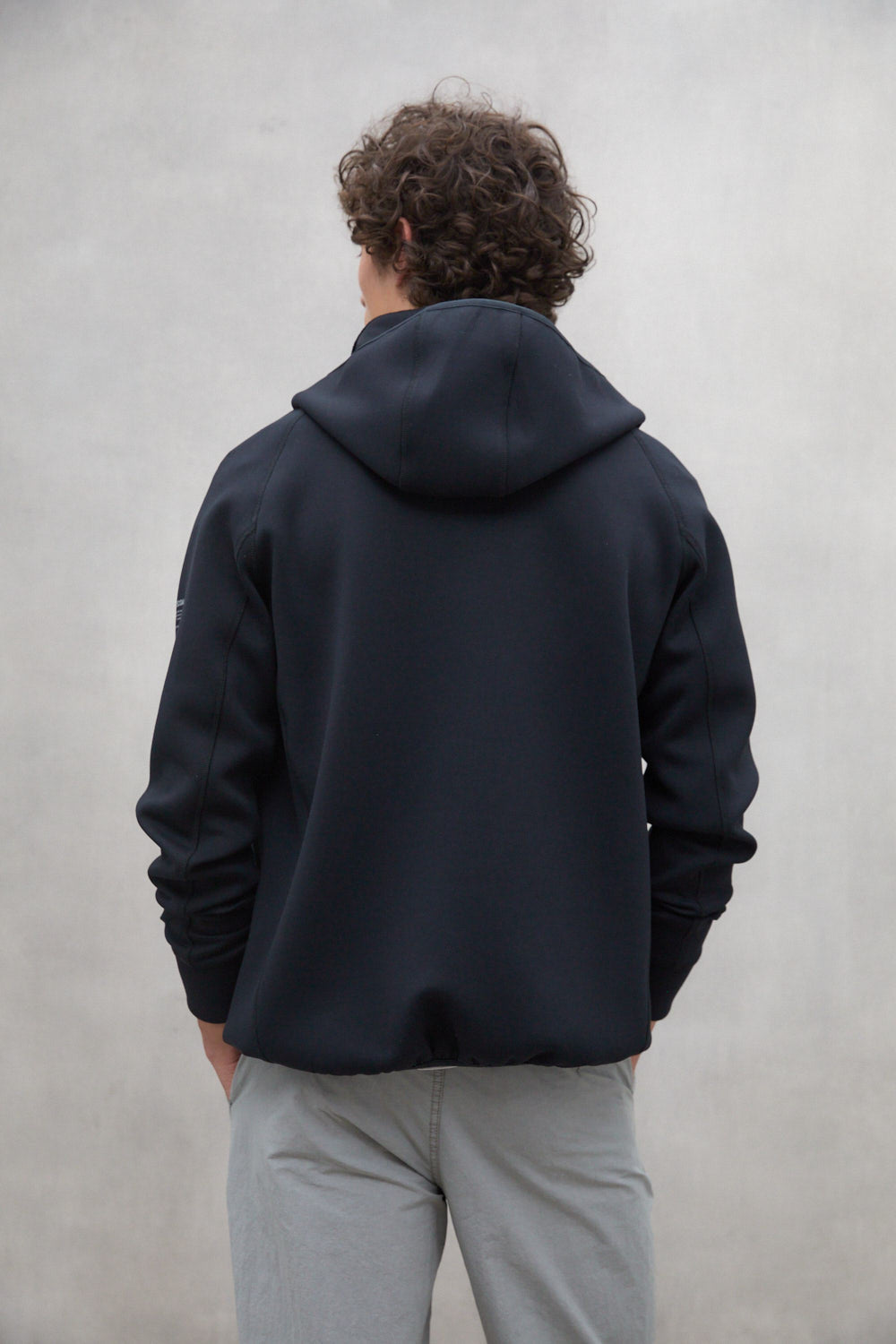 sudadera-dashen-de-ecoalf-para-hombre-negra-lenzing-ecovero-fit-regular-y-bolsil image 2