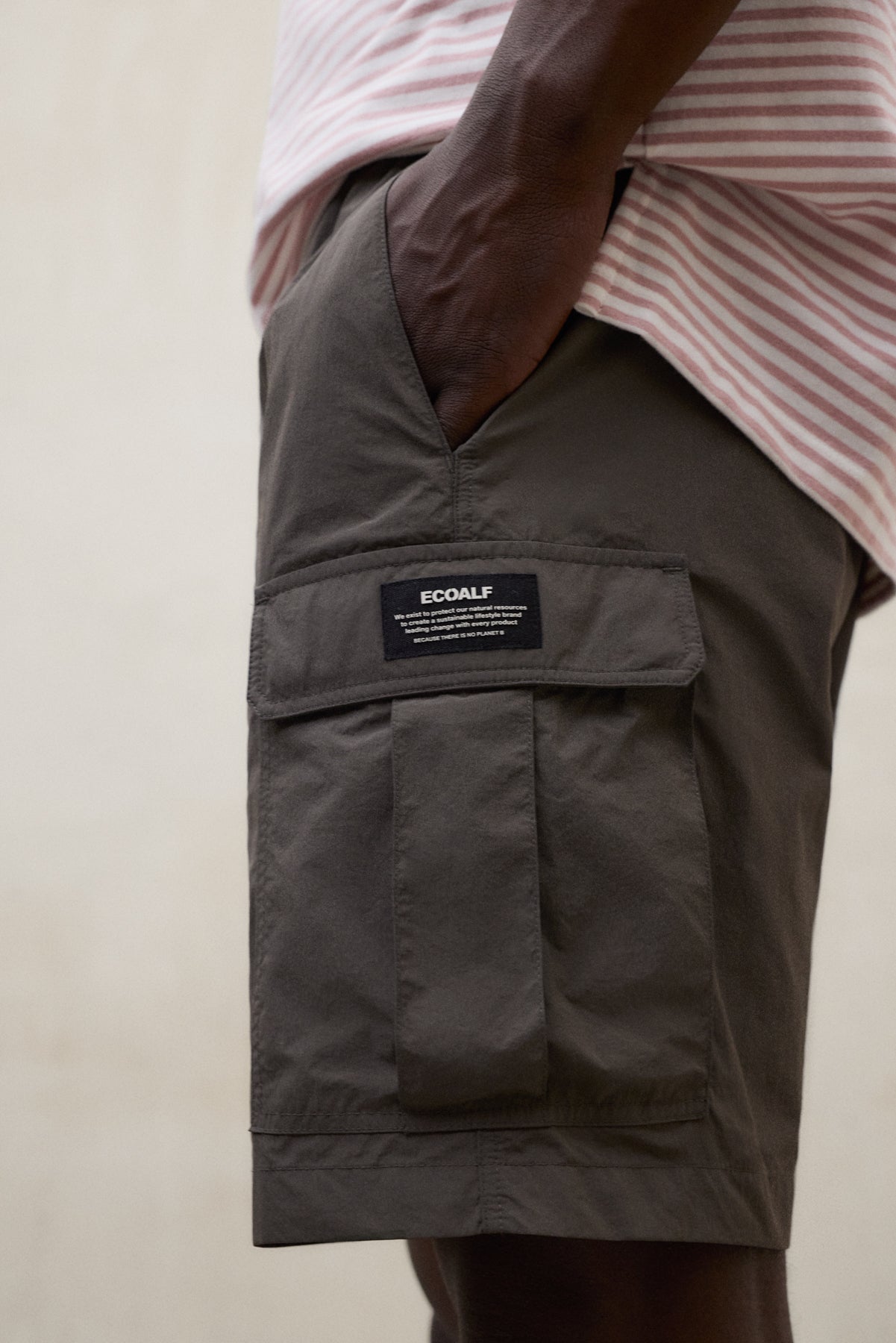 shorts-ecoalf-adhi-verde-oscuro-poliamida-reciclada-fit-regular-hombre image 2