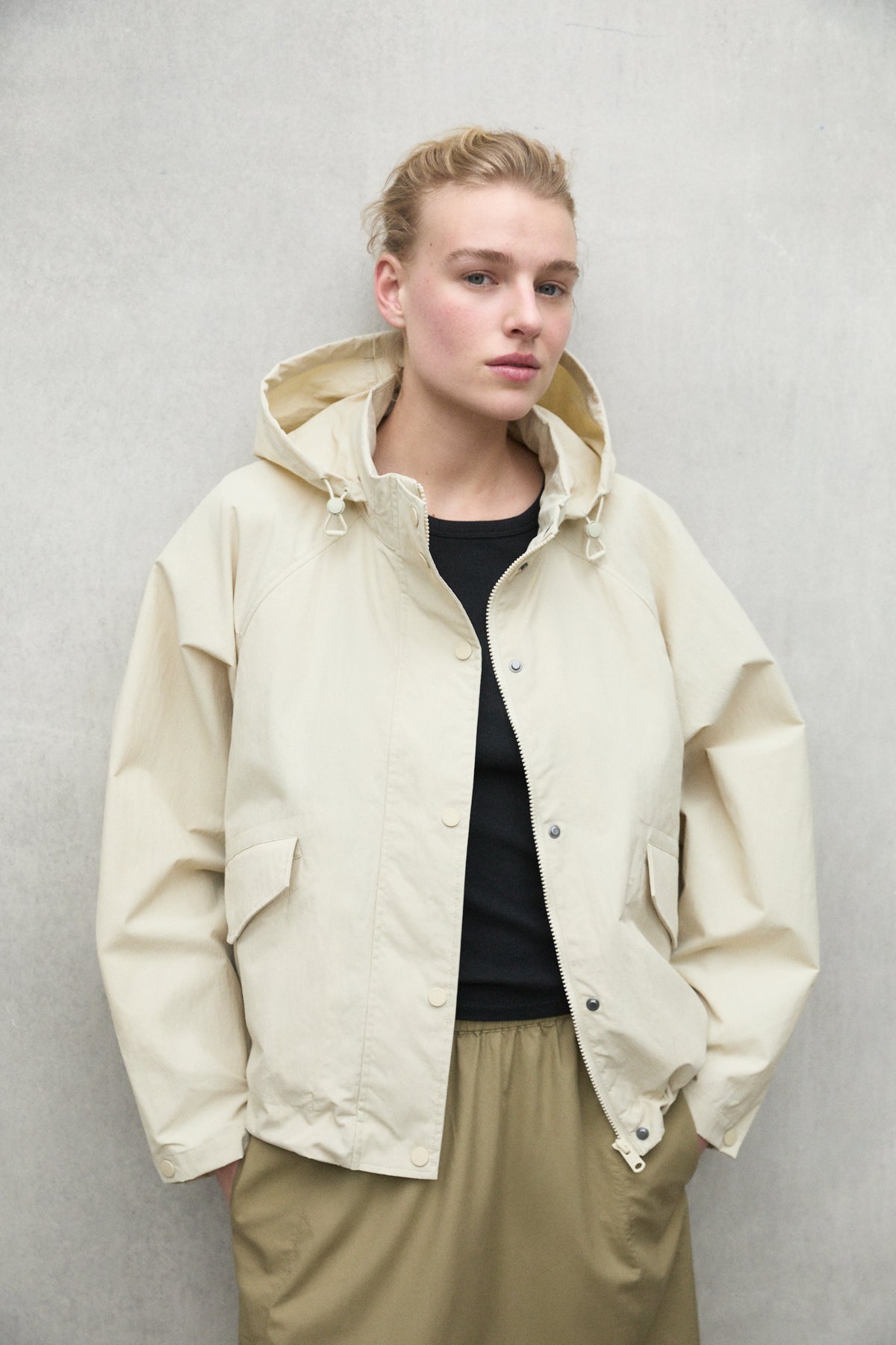 ecoalf-chaqueta-belumut-beige-poliamida-reciclada-impermeable image 3