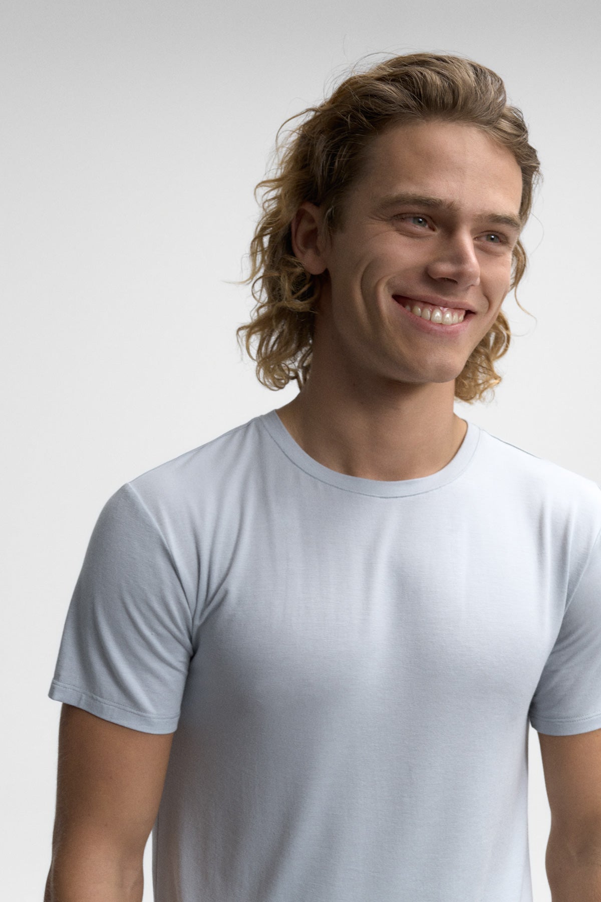camiseta-amed-gris-ecoalf-para-hombre-micromodal-transpirable-y-ligera image 3