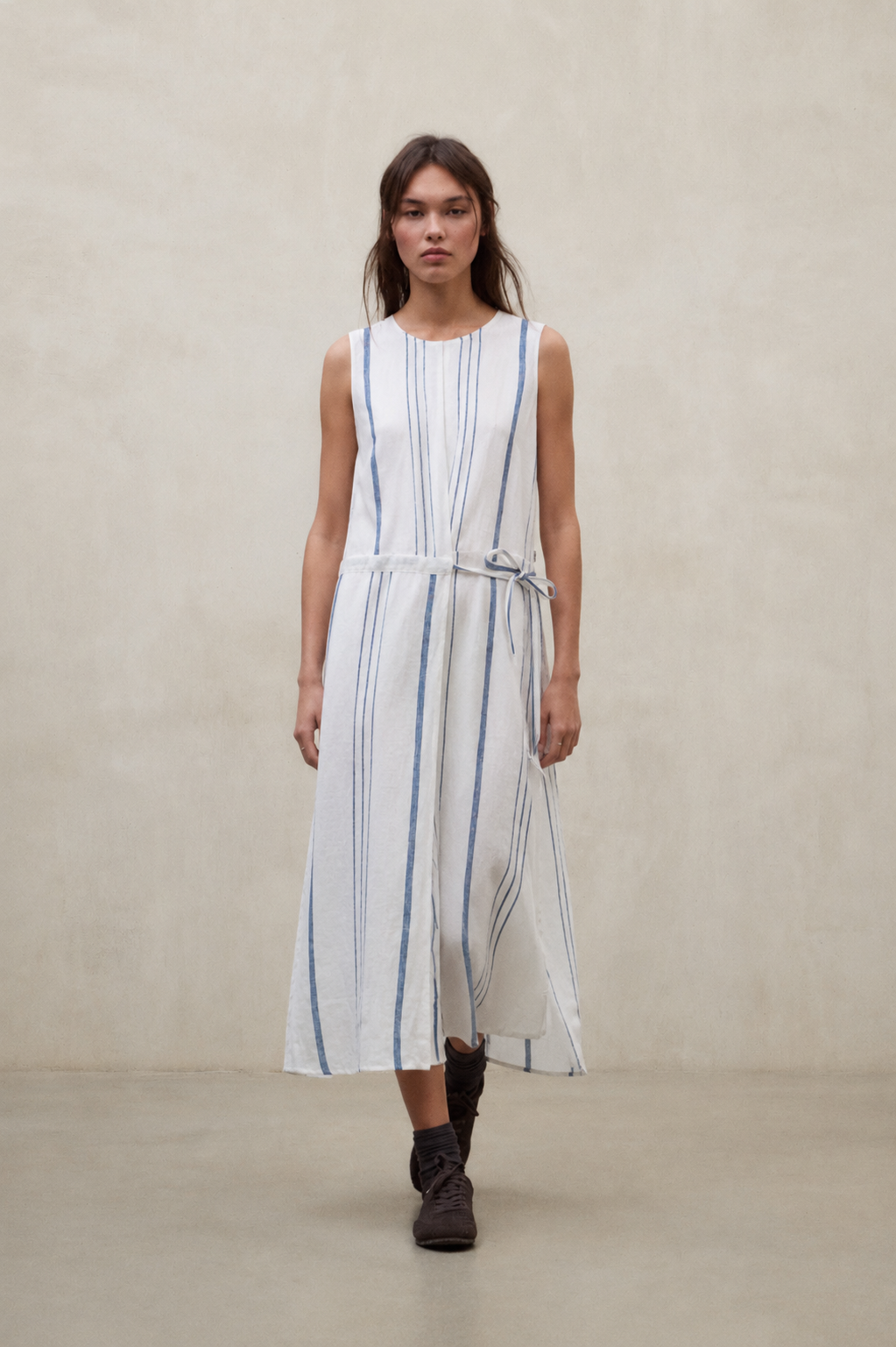 vestido-zoe-de-rayas-ecoalf-lino-80-sin-mangas-cintur-n-blanco image 1
