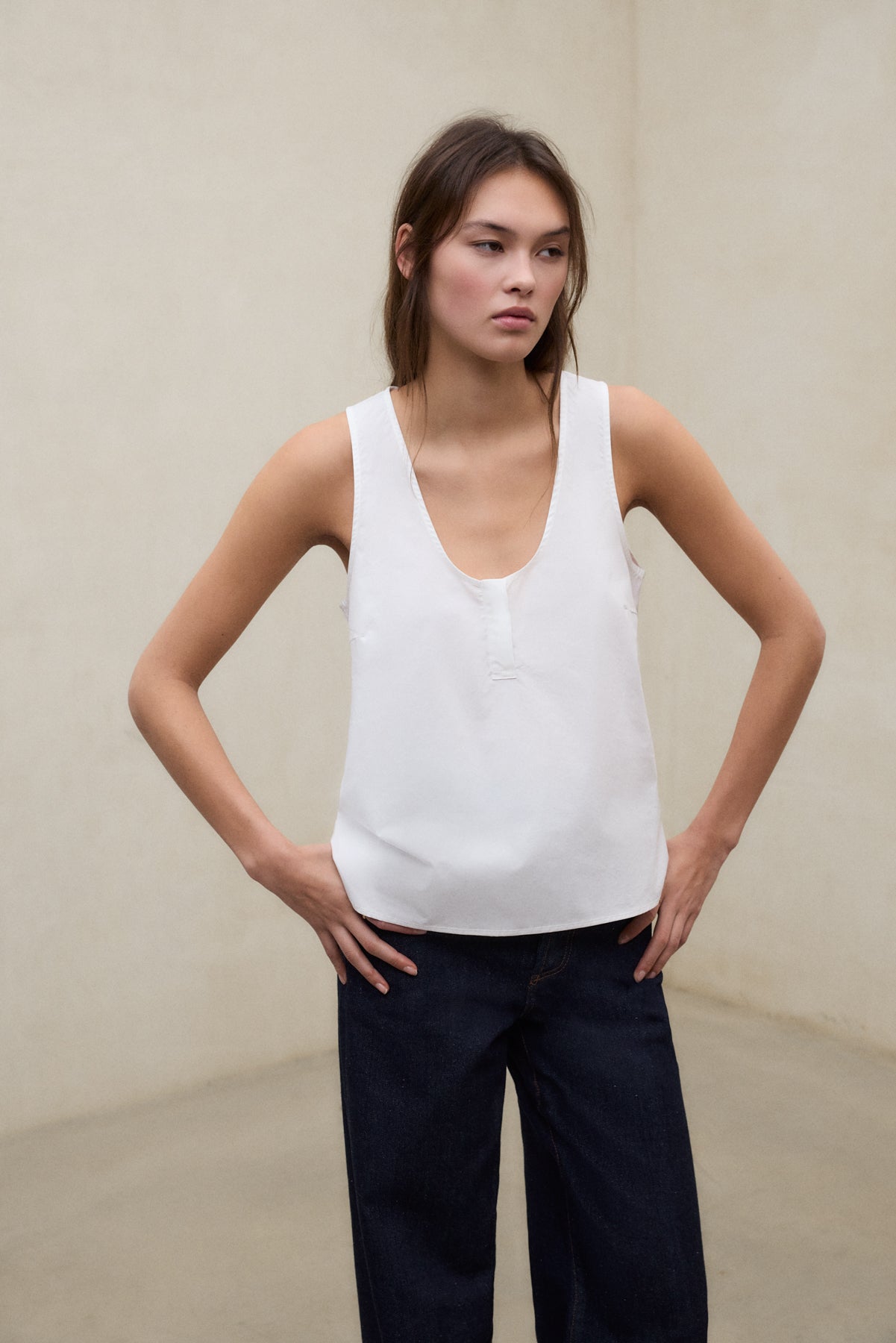 ecoalf-camisa-rita-blanca-camisa-de-algod-n-org-nico-con-escote-u-y-cierre-ocult image 2