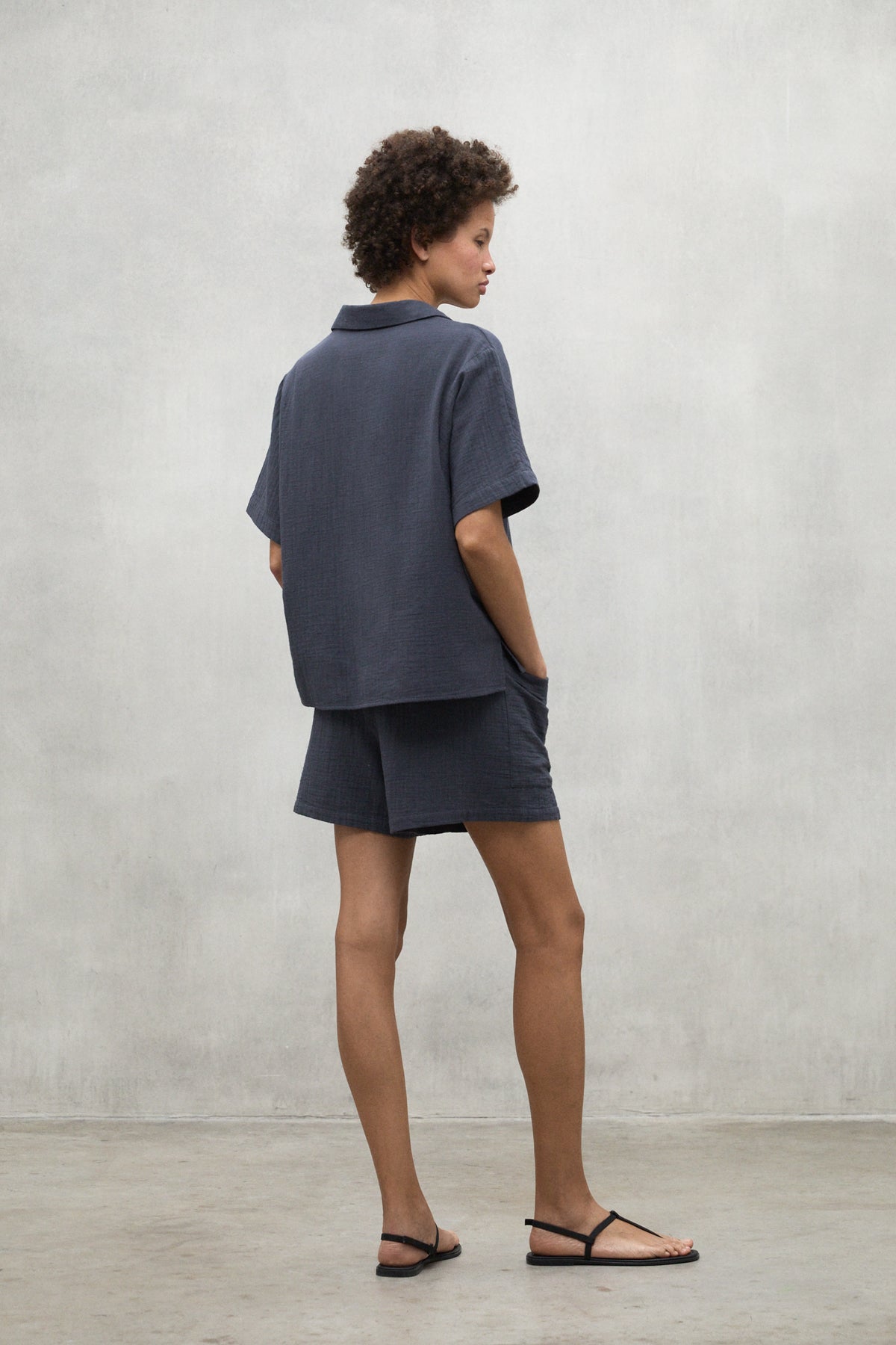 camisa-denis-ecoalf-bambula-de-algod-n-reciclado-y-org-nico-gris-oscuro-mujer image 3