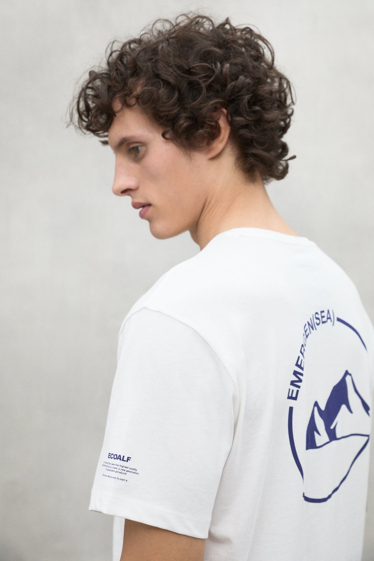 ecoalf-camiseta-chester-blanca-algod-n-org-nico-y-reciclado-con-estampado-emerge image 3