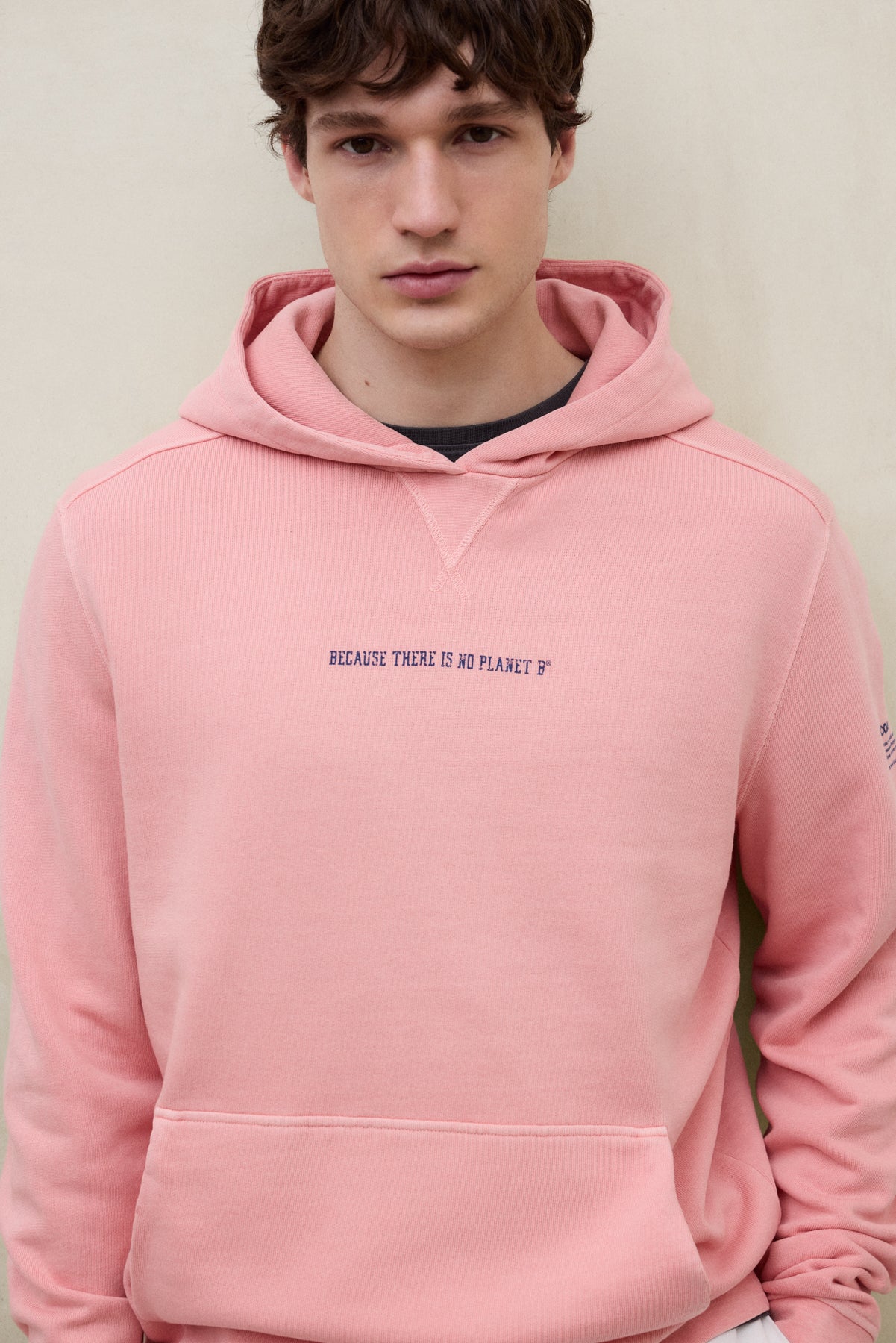 sudadera-barca-rosa-ecoalf-algod-n-reciclado-capucha-y-bolsillo-canguro image 2