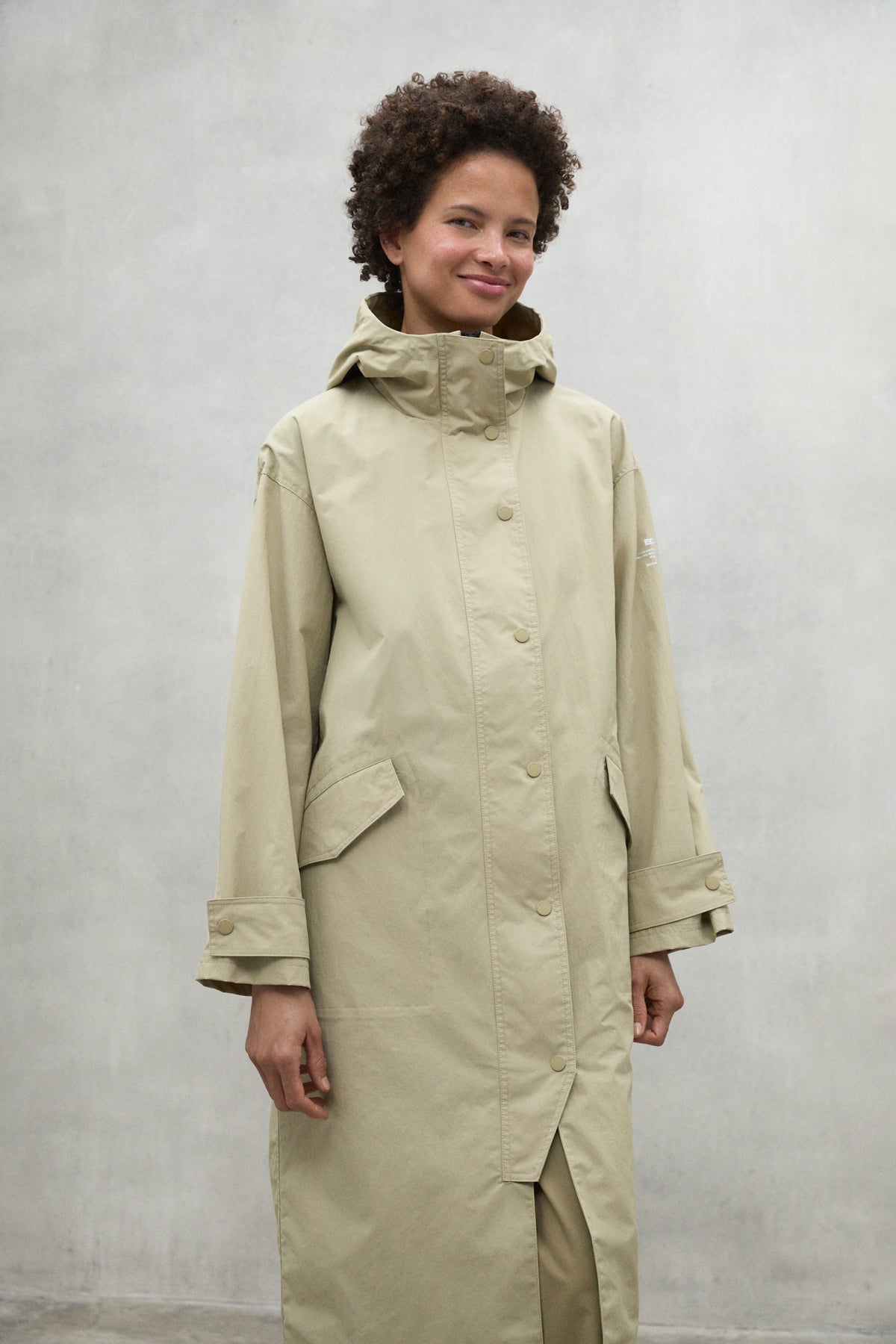 ecoalf-chaqueta-juno-beige-para-mujer-poliamida-reciclada-fit-holgado-capucha-aj image 2