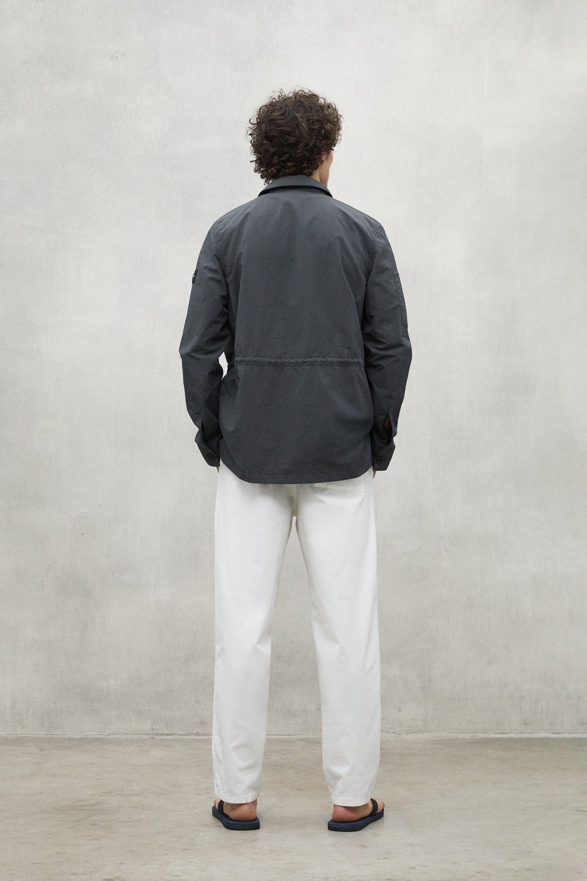 chaqueta-kamet-de-ecoalf-para-hombre-gris-oscuro-poliamida-reciclada-fit-regular image 4