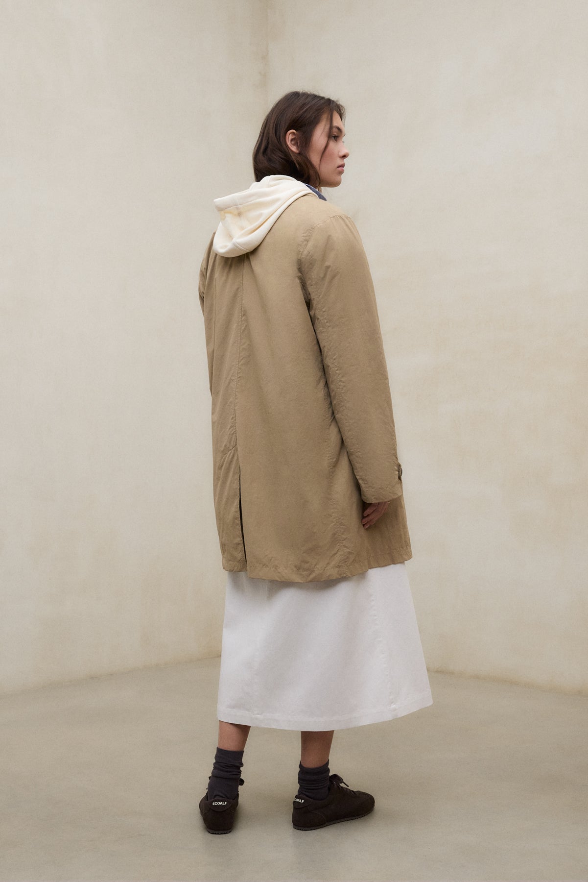 gabardina-packable-verne-beige-de-mujer-ecoalf image 3