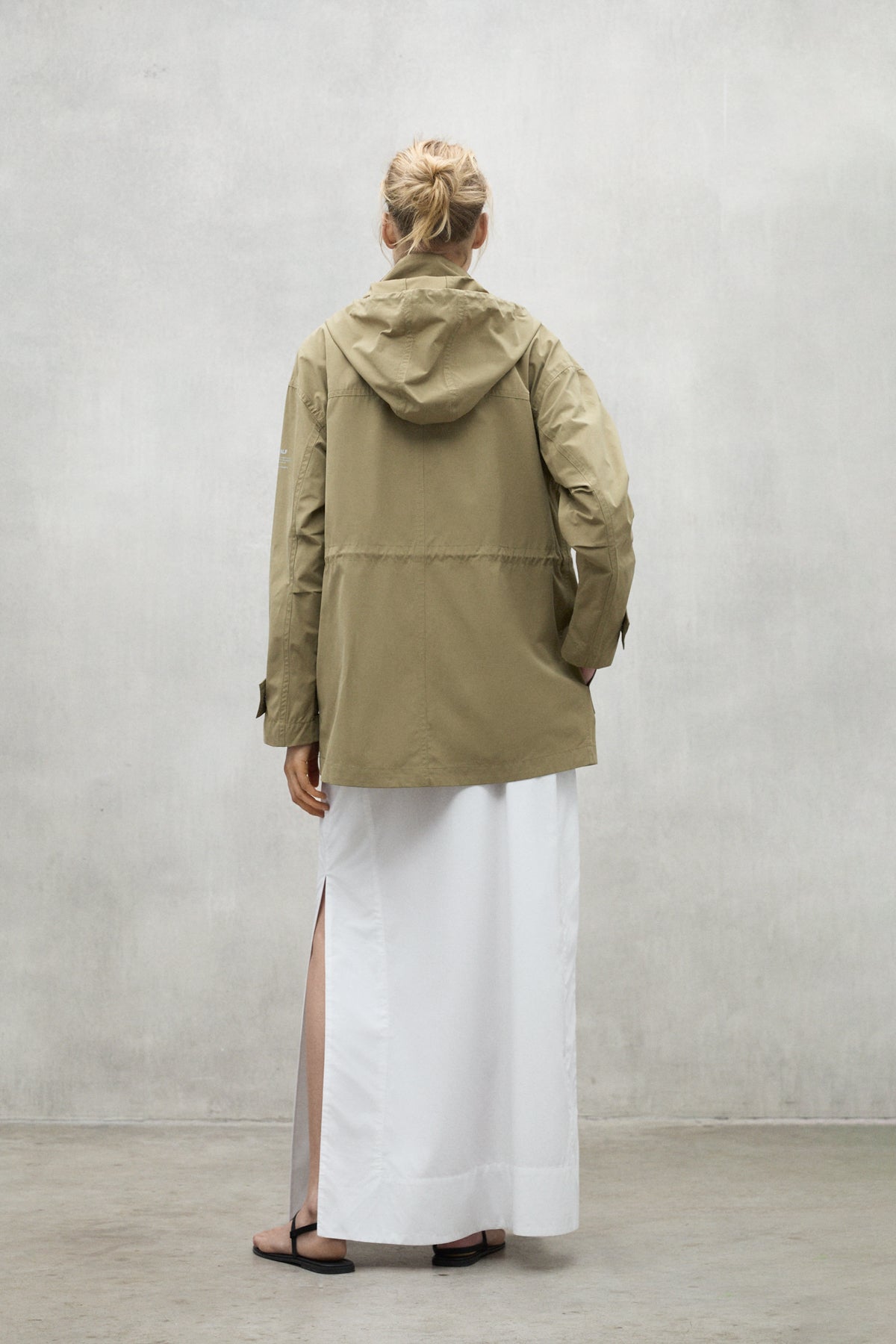 chaqueta-tabur-khaki-de-ecoalf-poli-ster-reciclado-y-repelente-al-agua image 2