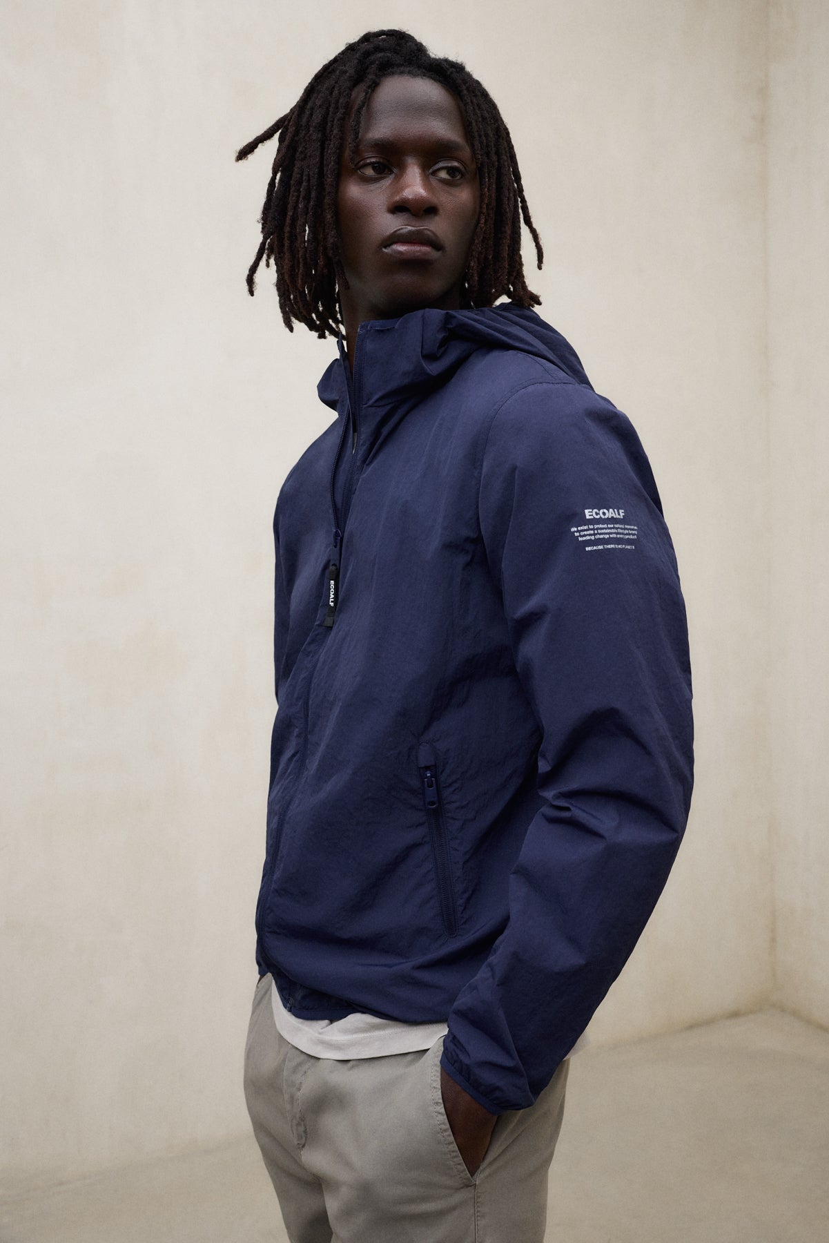 cazadora-ecoalf-eoli-packable-azul-marino-para-hombre image 3