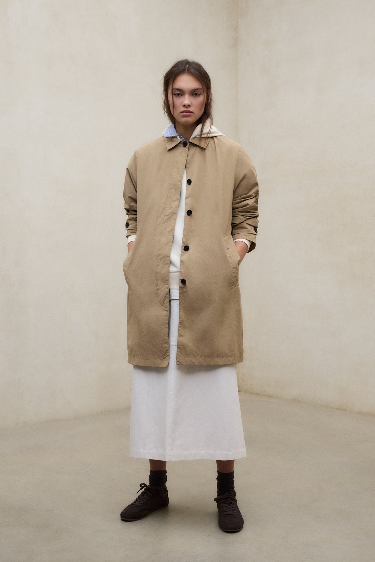 gabardina-packable-verne-beige-de-mujer-ecoalf image 5