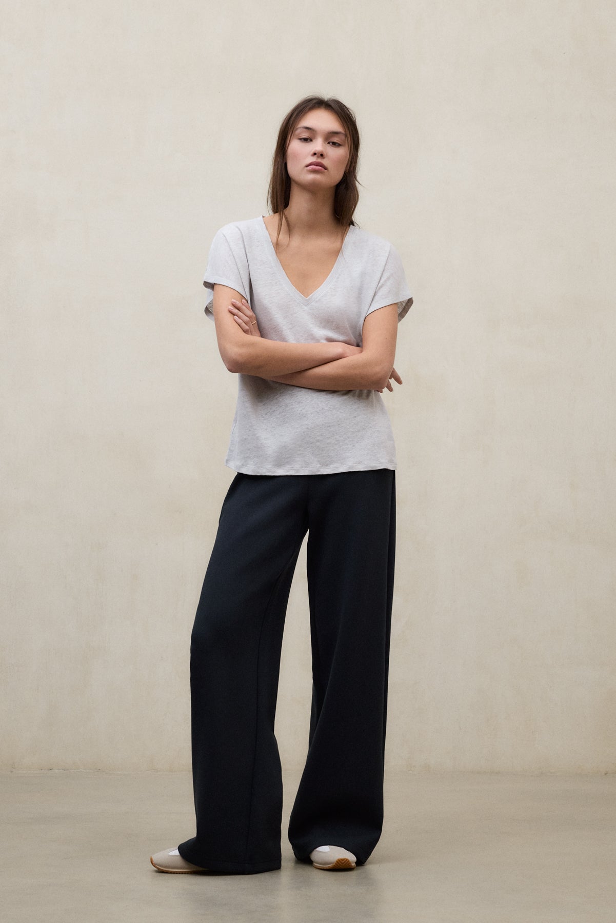 ecoalf-camiseta-arendal-gris-de-mujer-100-lino-fit-relajado-escote-en-v-y-manga- image 1