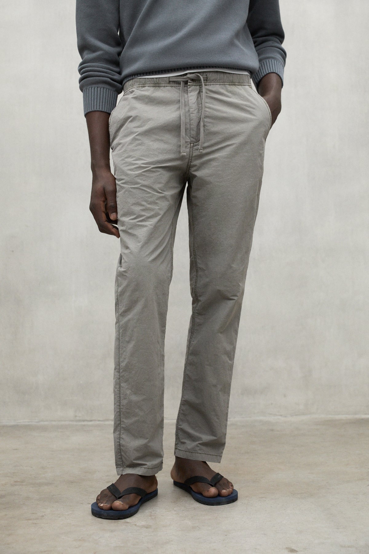 pantal-n-ecoalf-ethic-nylon-khaki-de-hombre-poliamida-reciclada-con-cintura-ajus image 2