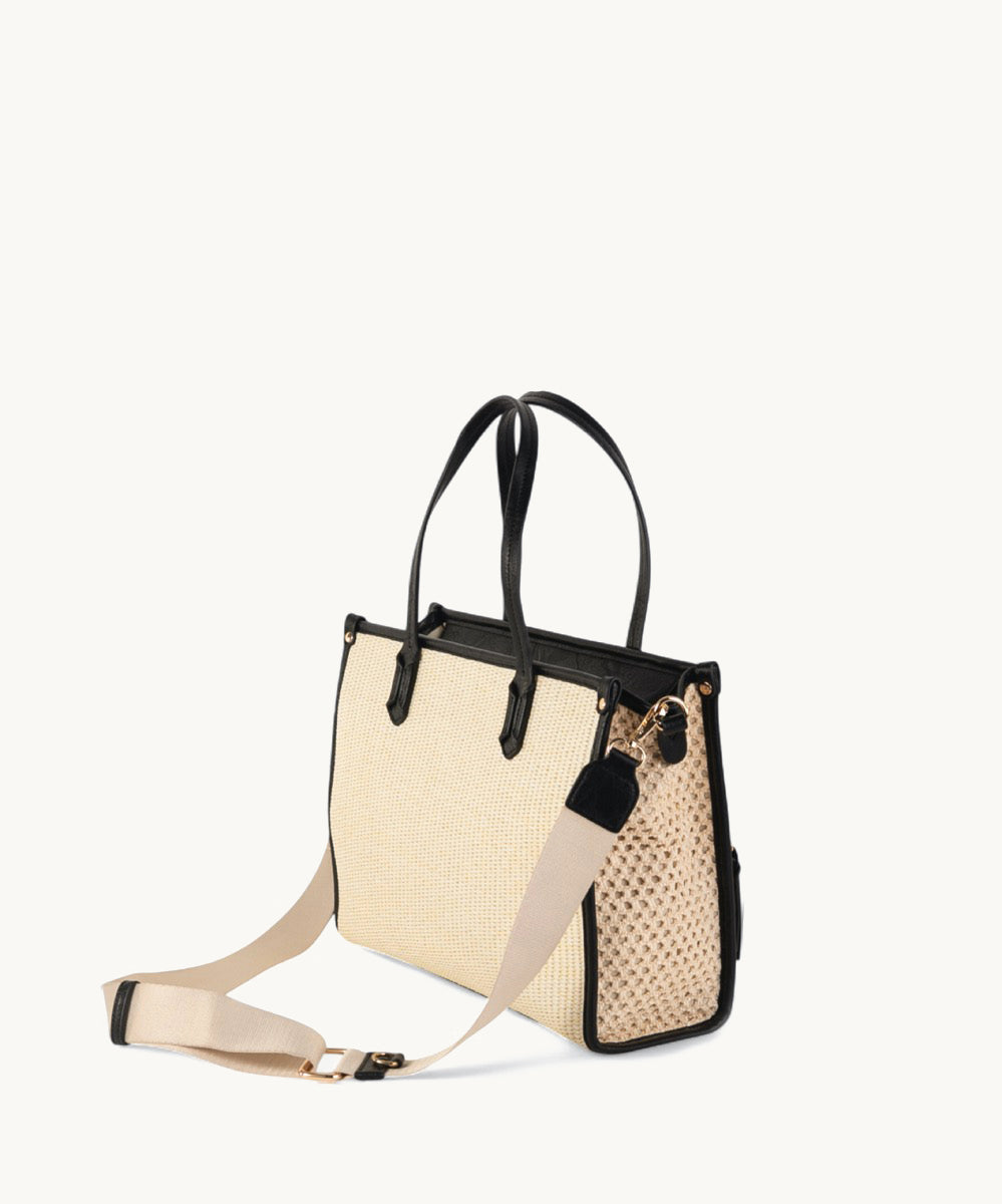 bolso-de-hombro-briana-de-kbas-en-rafia-blanca-con-detalles-en-negro-y-bolsillo- image 2