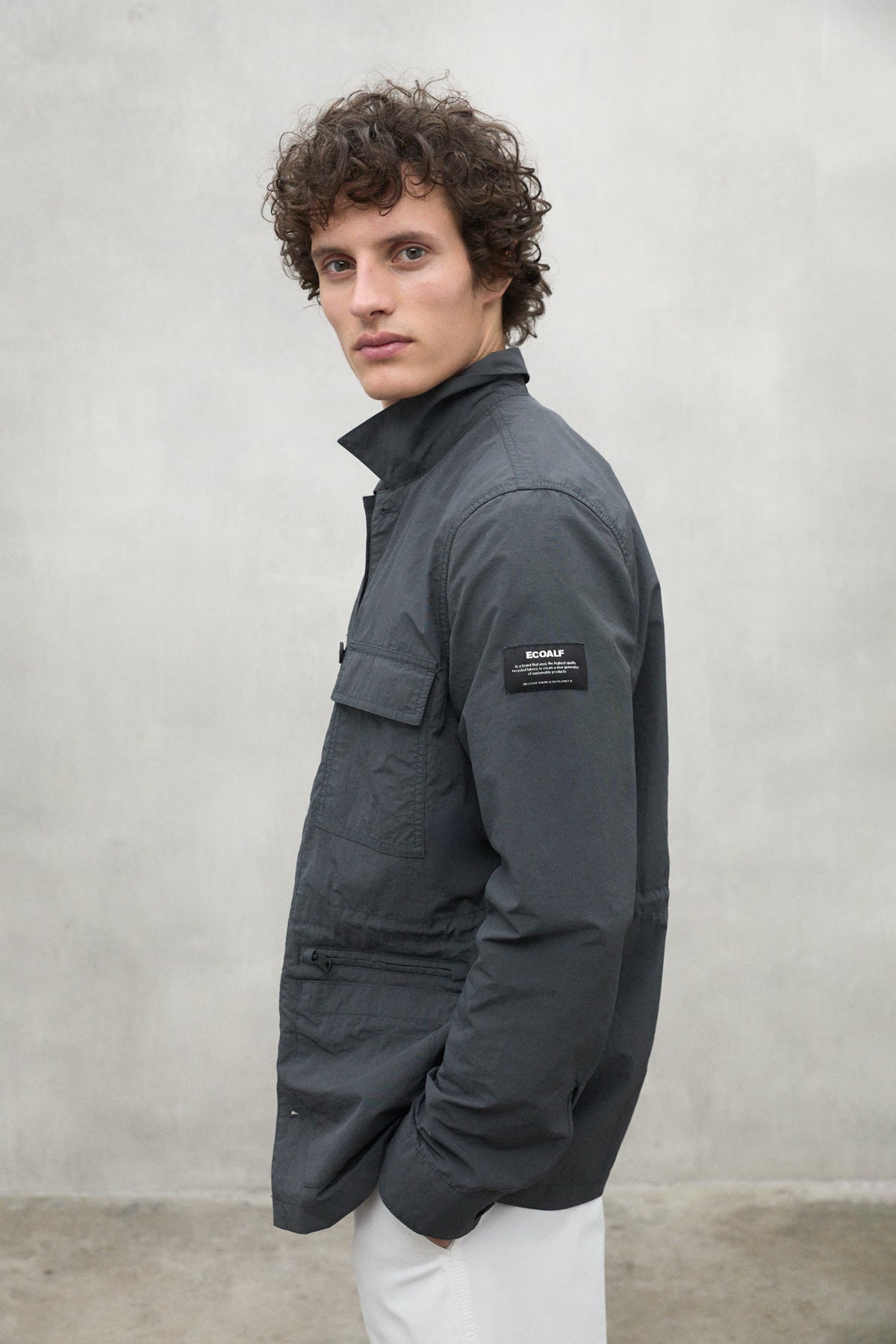 chaqueta-kamet-de-ecoalf-para-hombre-gris-oscuro-poliamida-reciclada-fit-regular image 5
