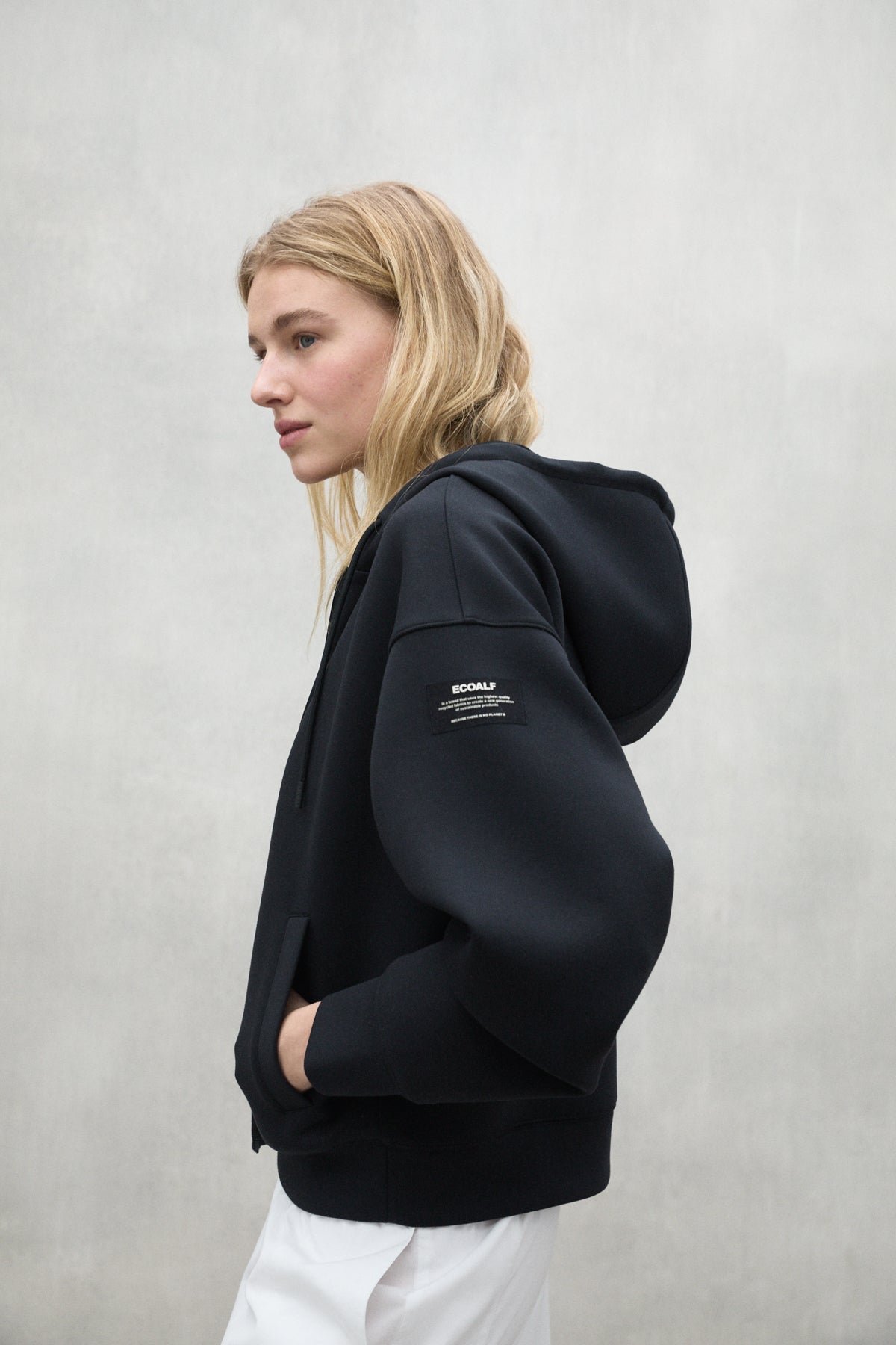 sudadera-ecoalf-arica-negra-de-mujer-16-lenzing-ecovero-fit-holgado-con-capucha image 4