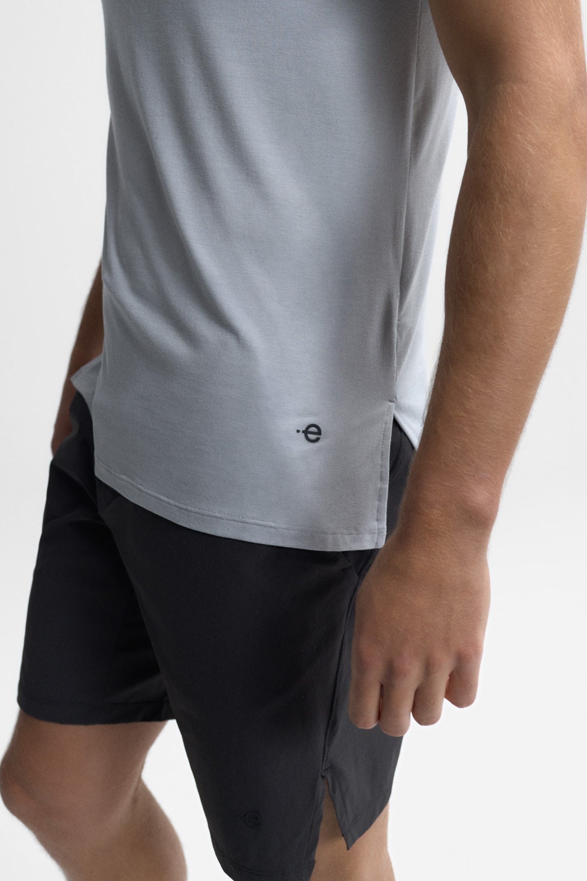 camiseta-amed-gris-ecoalf-para-hombre-micromodal-transpirable-y-ligera image 7