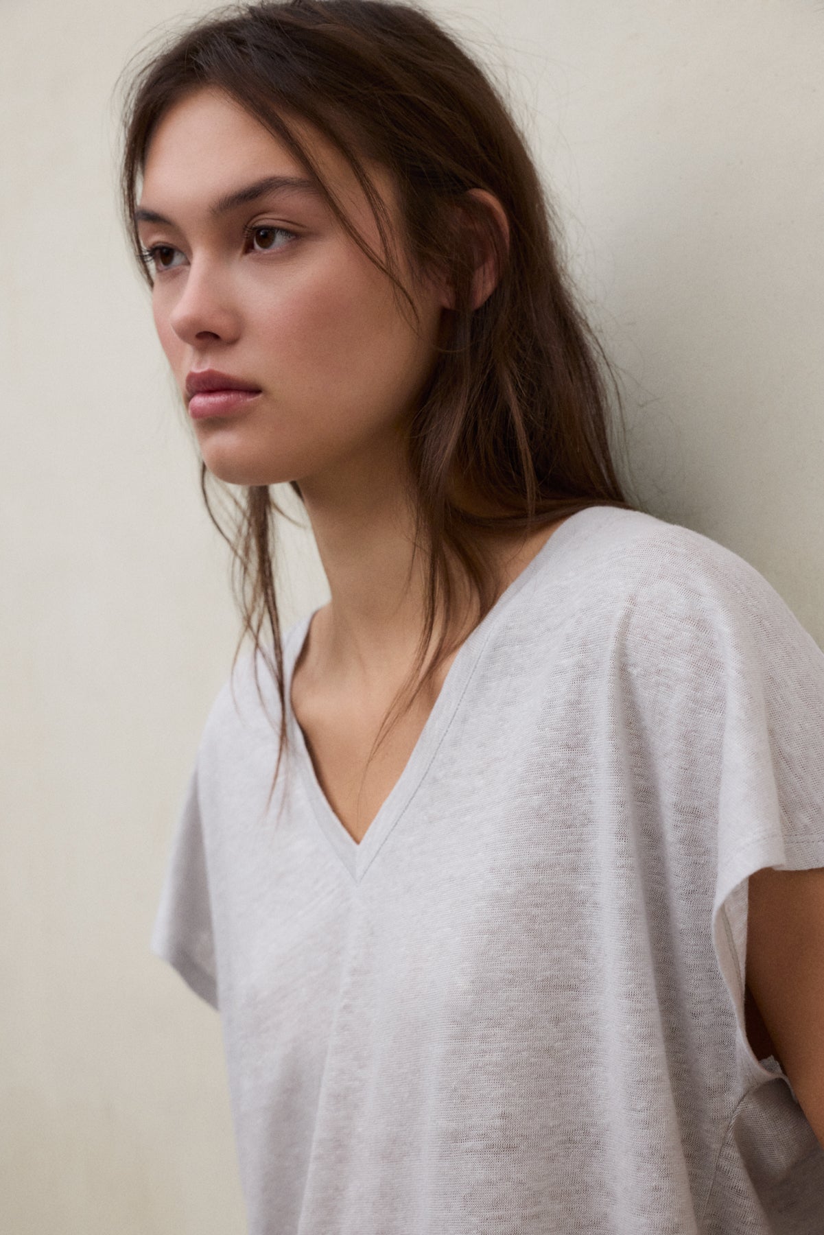 ecoalf-camiseta-arendal-gris-de-mujer-100-lino-fit-relajado-escote-en-v-y-manga- image 2