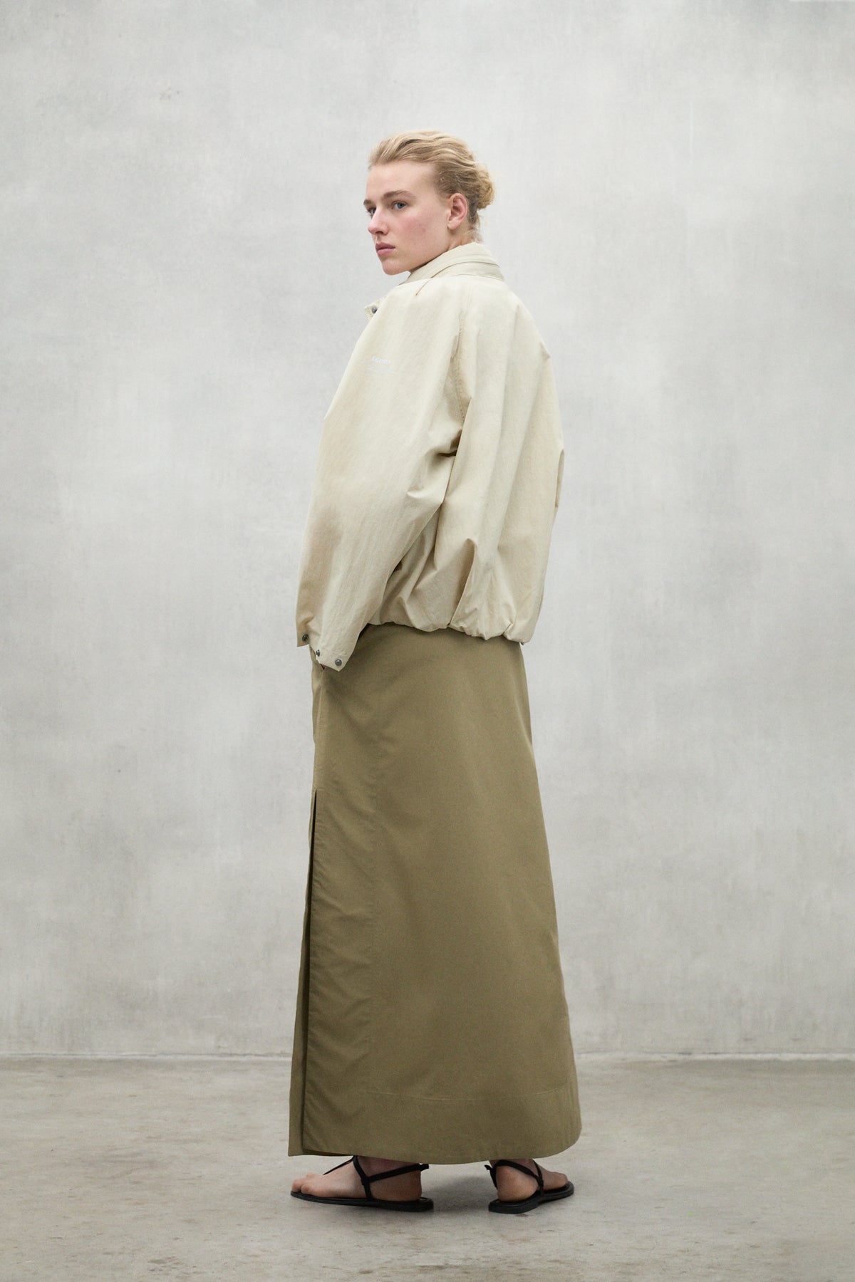 ecoalf-chaqueta-belumut-beige-poliamida-reciclada-impermeable image 2