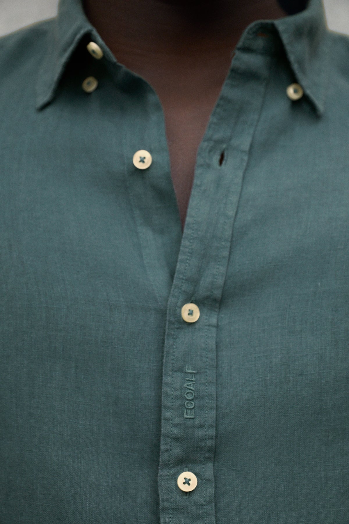 camisa-ecoalf-malibu-verde-de-hombre-100-lino-fit-regular-y-dise-o-atemporal image 5