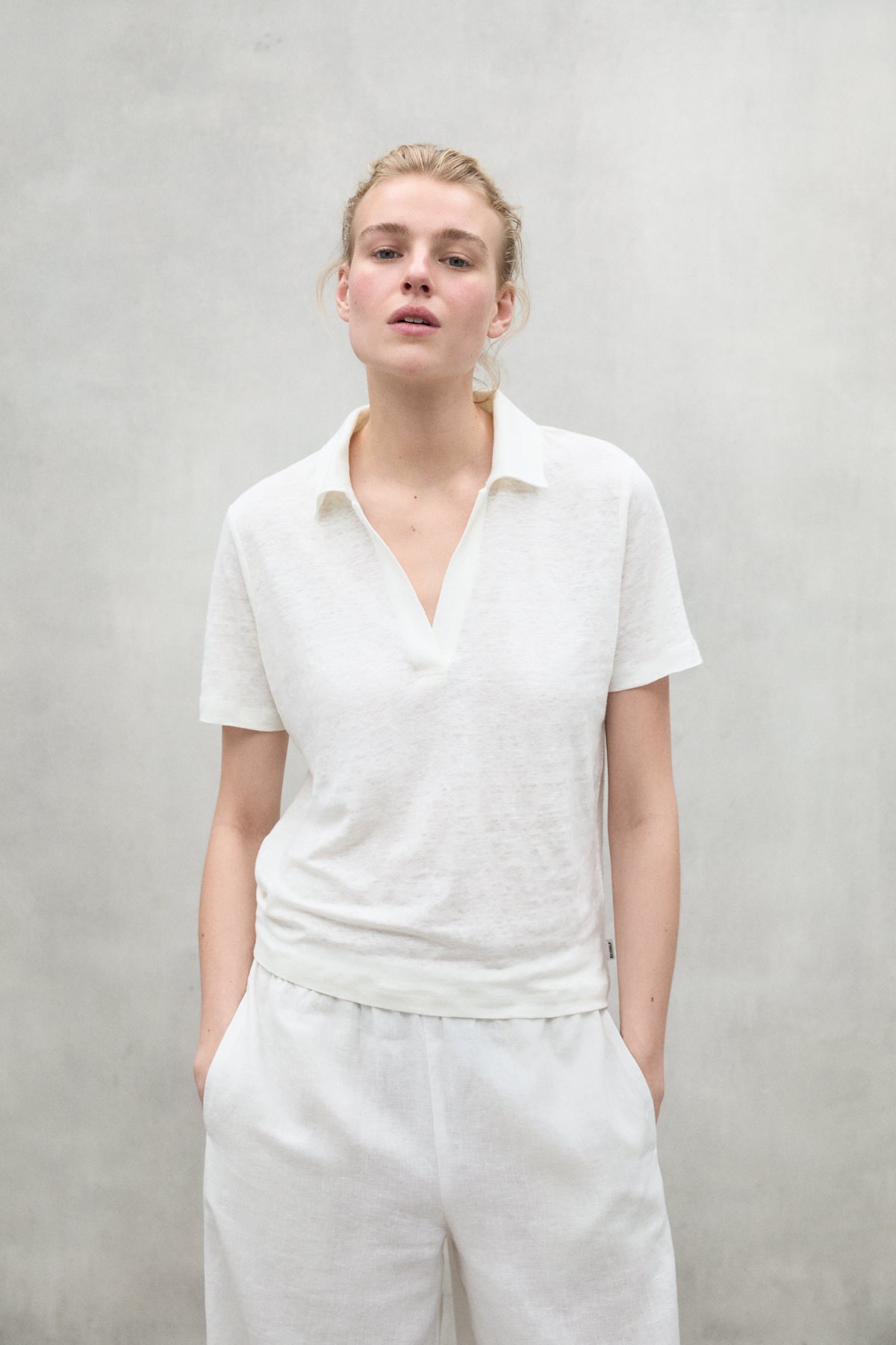 ecoalf-camiseta-troms-blanca-de-mujer-100-lino-fit-holgado-y-hombros-ca-dos image 1