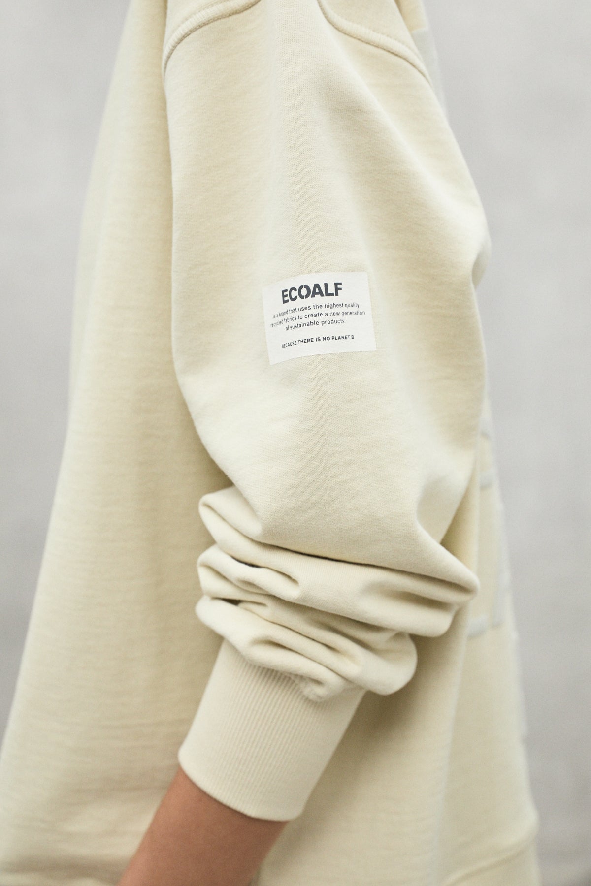 sudadera-storm-de-ecoalf-para-mujer-50-algod-n-reciclado-amarillo image 4