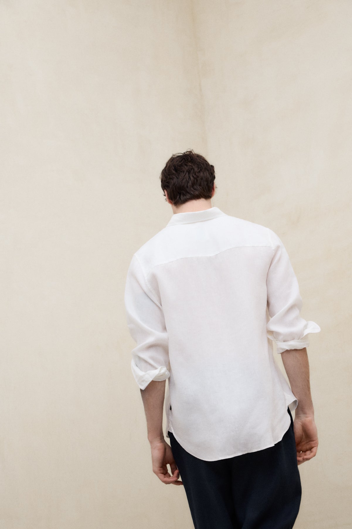 ecoalf-camisa-malibu-blanca-100-lino-fit-regular-manga-larga-te-ido-en-prenda-lo image 6
