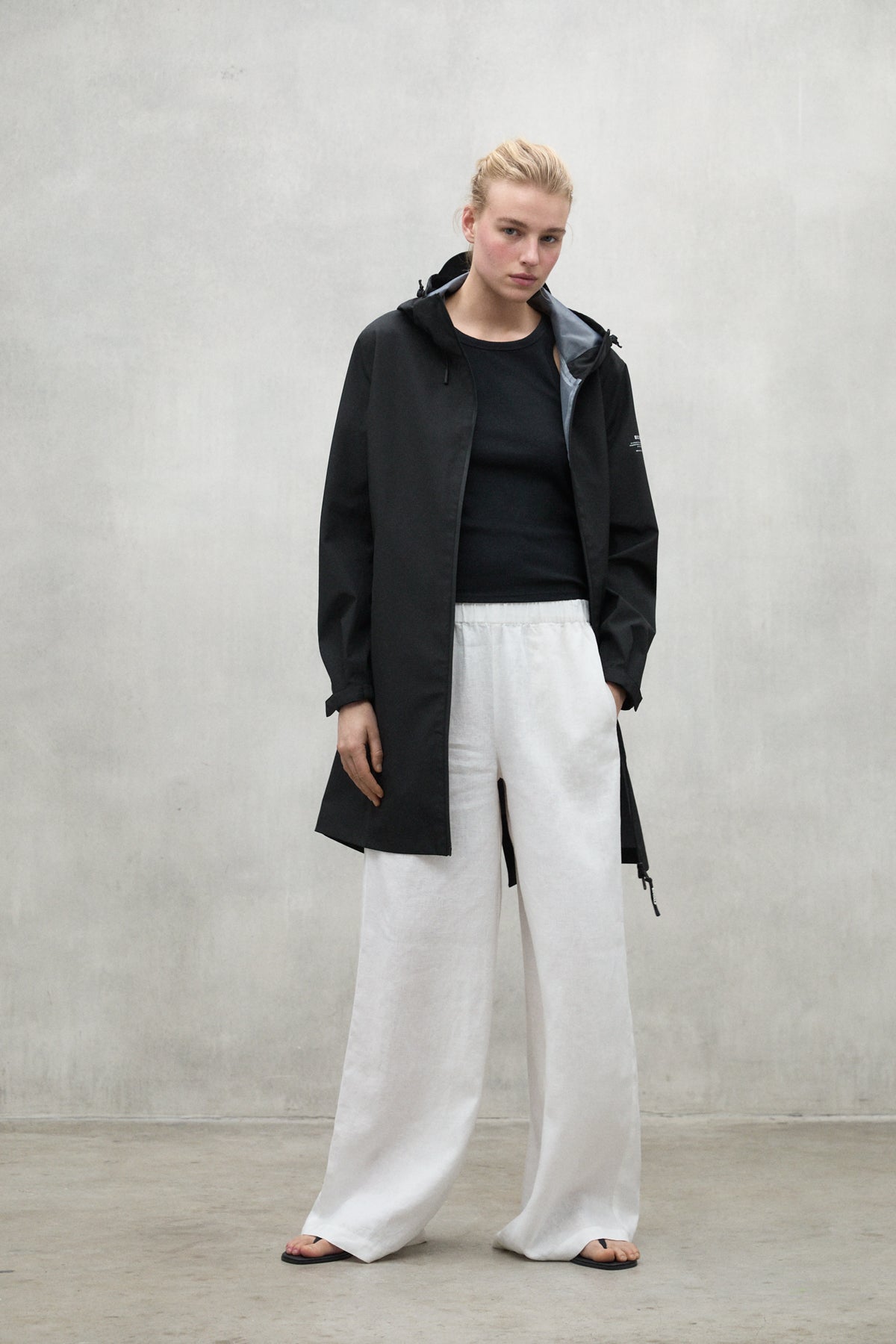 chaqueta-venue-negra-ecoalf-poli-ster-reciclado-capucha-ajustable-y-impermeable image 2