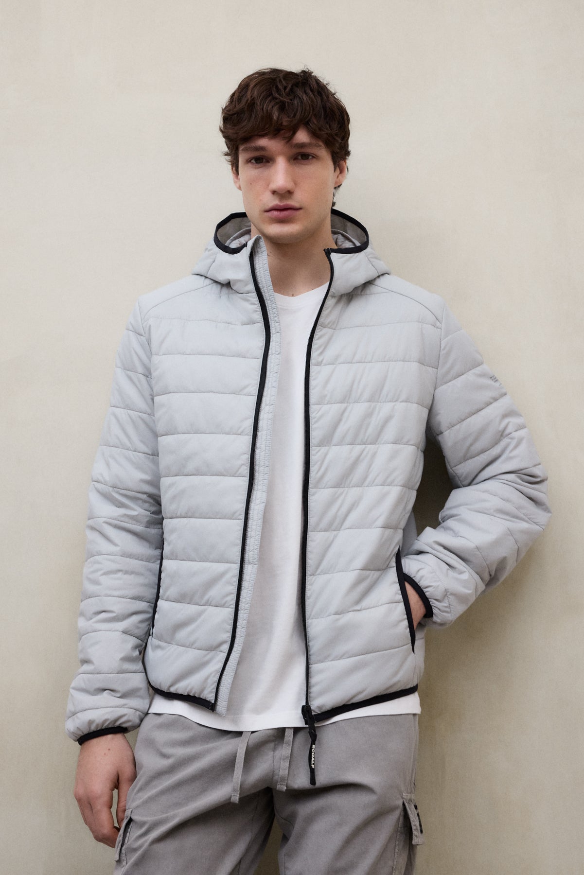 chaqueta-ecoalf-atlantico-gris-de-hombre-100-poliamida-reciclada-repelente-al-ag image 4