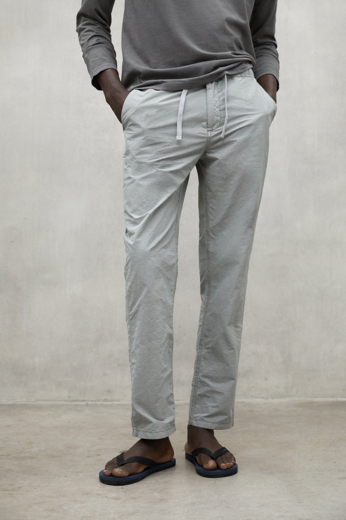 pantal-n-ecoalf-ethic-nylon-gris-claro-de-hombre image 2