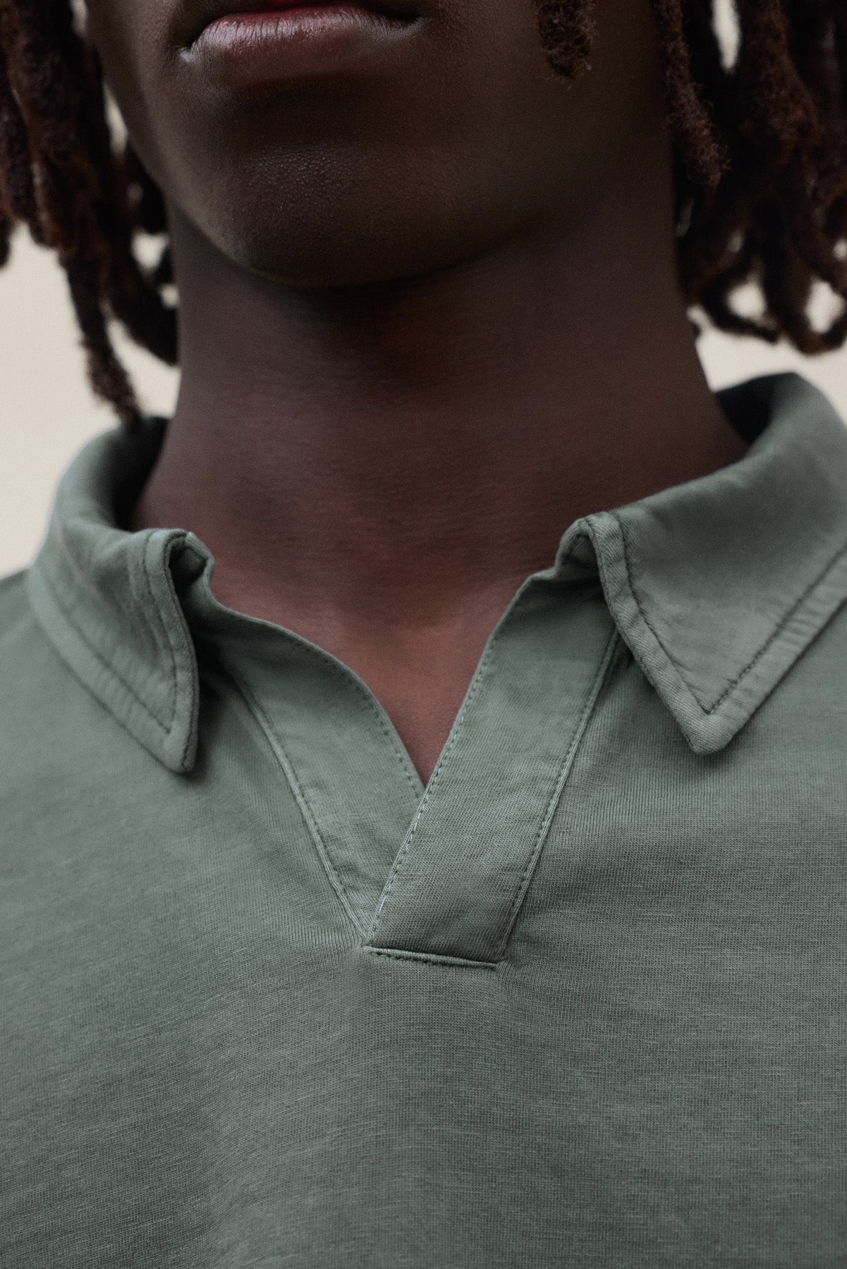 polo-ecoalf-enzo-verde-de-hombre-100-algod-n-reciclado-fit-regular-y-cuello-john image 4