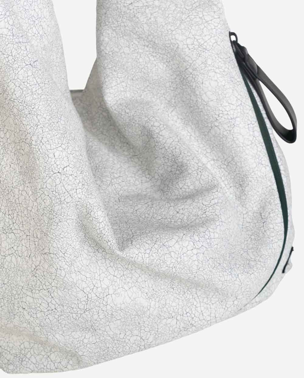 bolso-hobo-kbas-con-cremallera-pu-texturizado-blanco-y-gris-oscuro image 7