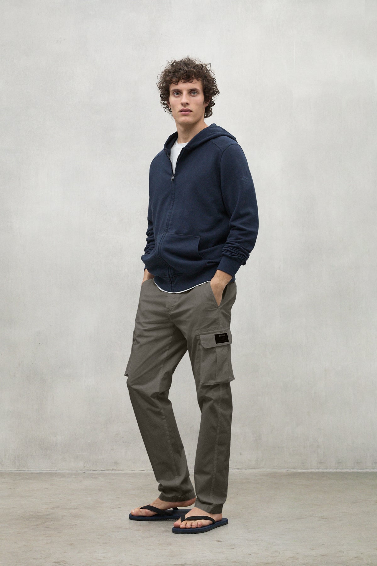 pantalones-ethicargo-khaki-ecoalf-de-34-algod-n-reciclado-fit-regular-y-bolsillo image 2